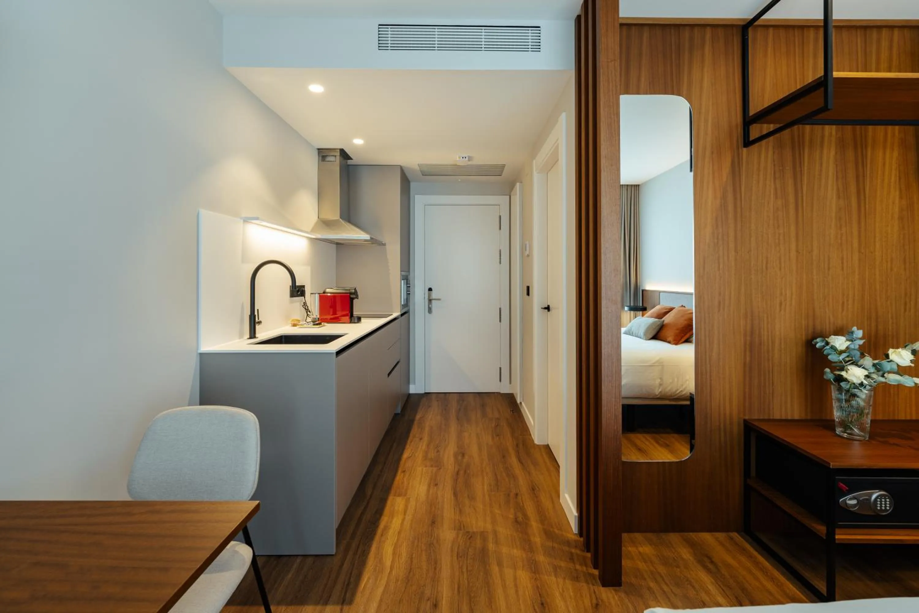 Kitchen or kitchenette, Bed in Apartamentos 2H LIVING