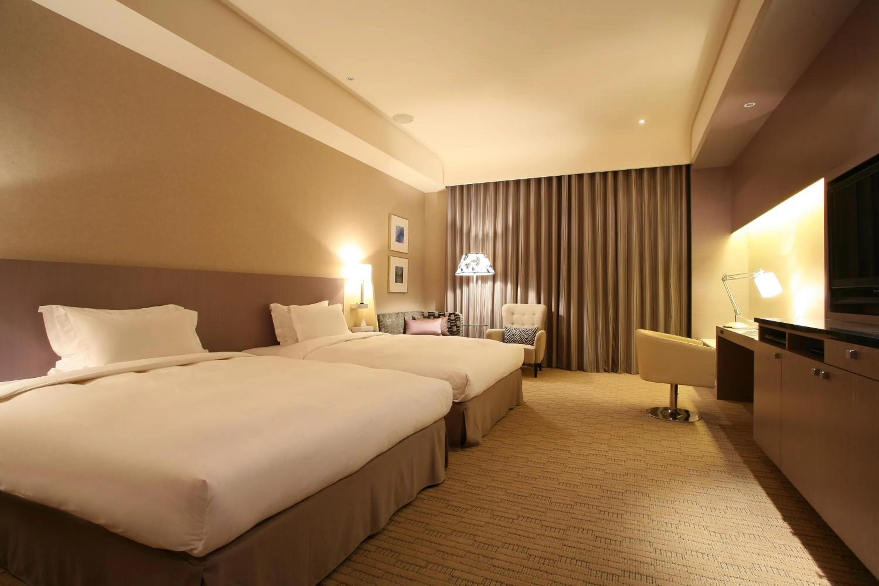 Photo of the whole room, Bed in Hung's Mansion