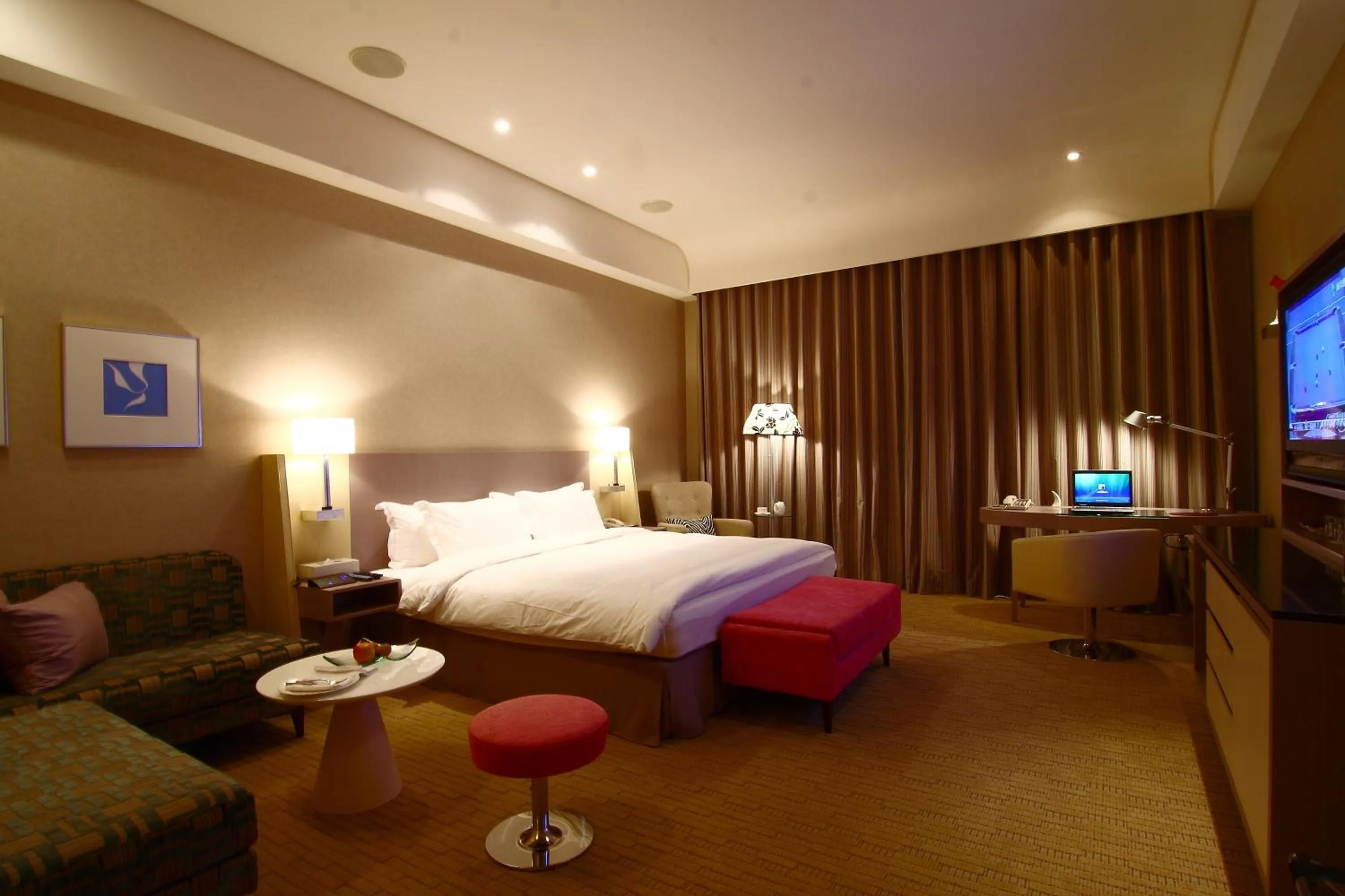 Photo of the whole room, Bed in Hung's Mansion