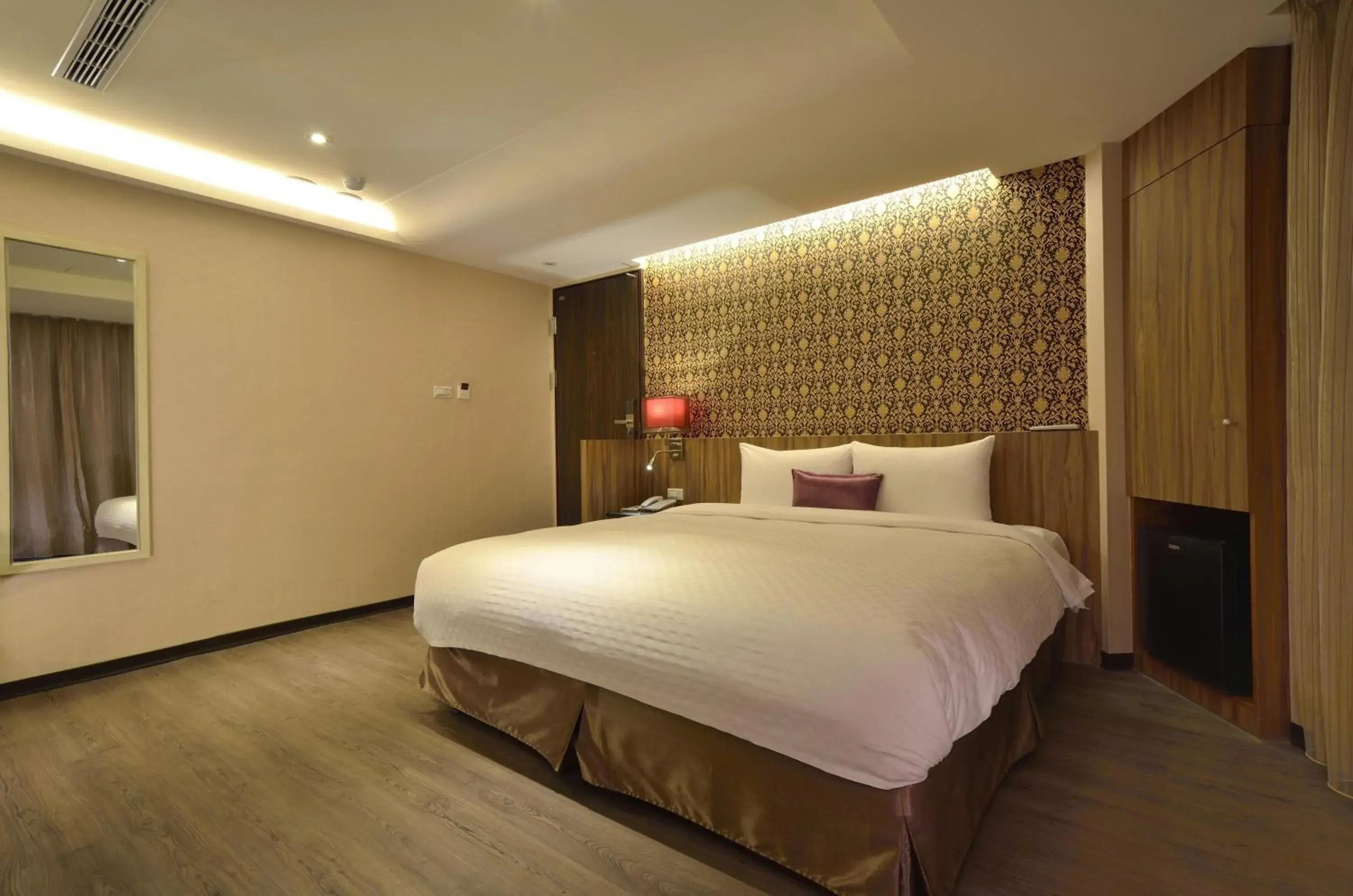 Photo of the whole room, Bed in Shin Shin Hotel - Songshan