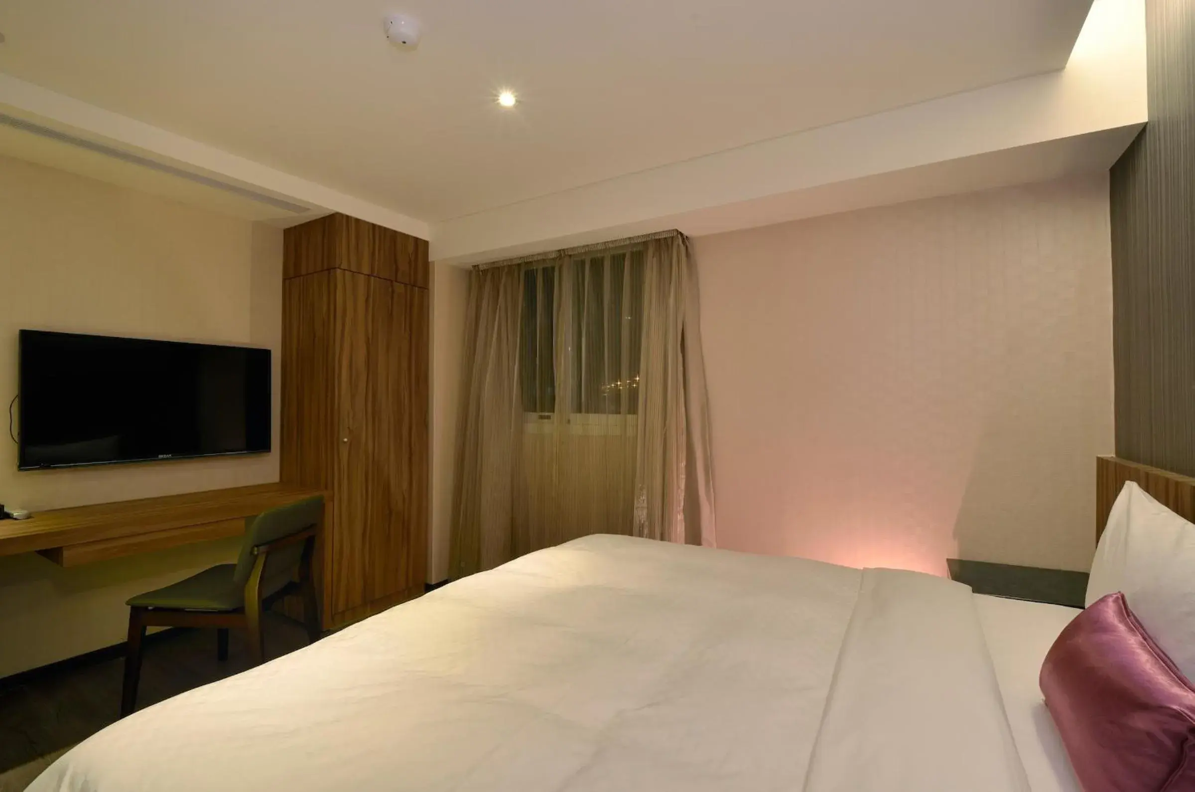 Photo of the whole room, Bed in Shin Shin Hotel - Songshan