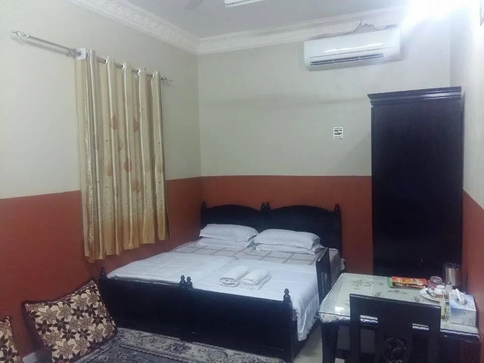 Photo of the whole room, Bed in Five Continents Hotel