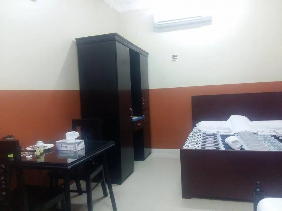 Photo of the whole room, Bed in Five Continents Hotel