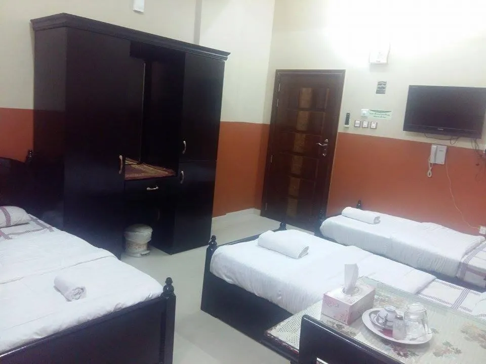 Photo of the whole room, Bed in Five Continents Hotel