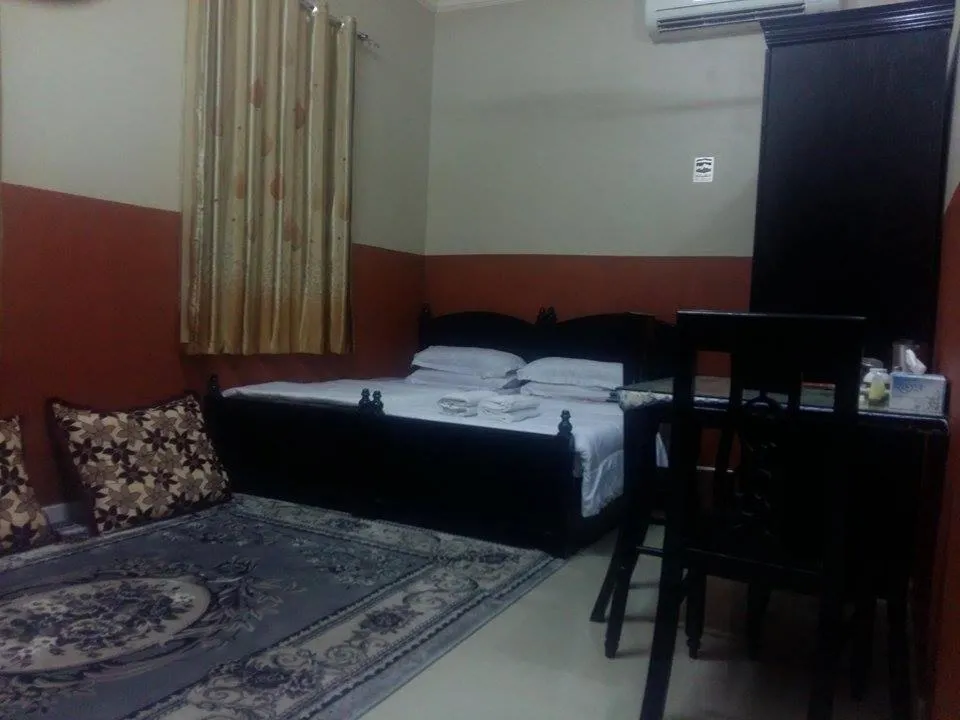 Photo of the whole room, Bed in Five Continents Hotel