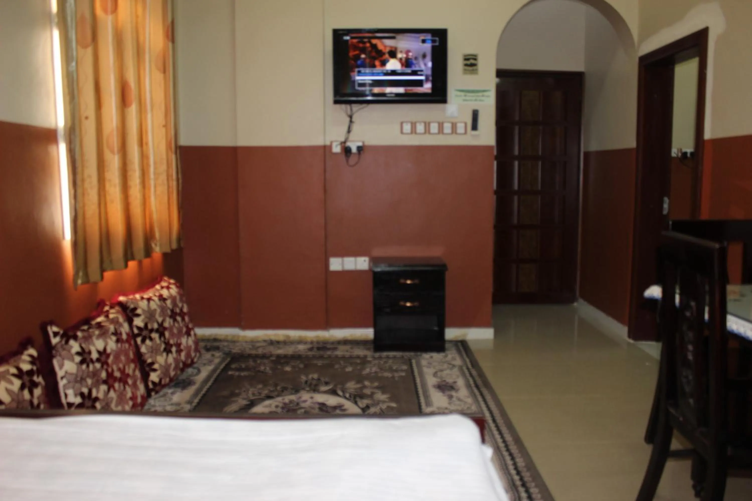 Photo of the whole room, Bed in Five Continents Hotel