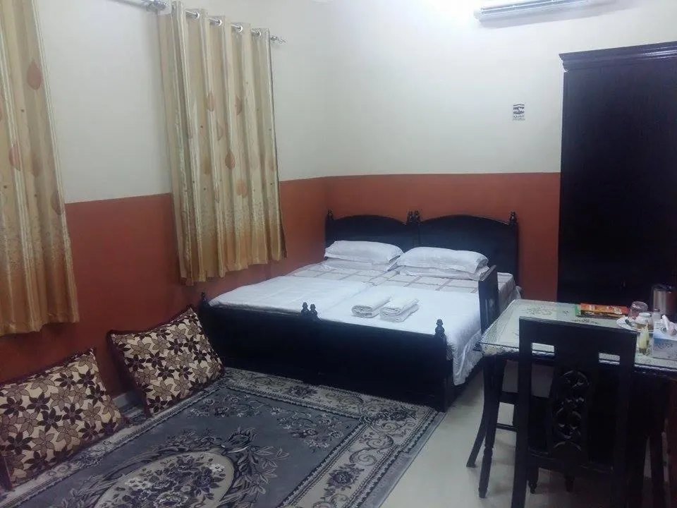 Photo of the whole room, Bed in Five Continents Hotel