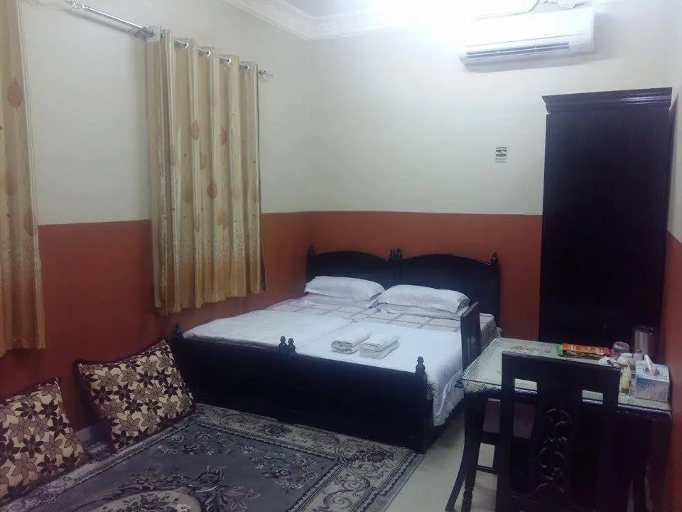 Photo of the whole room, Bed in Five Continents Hotel