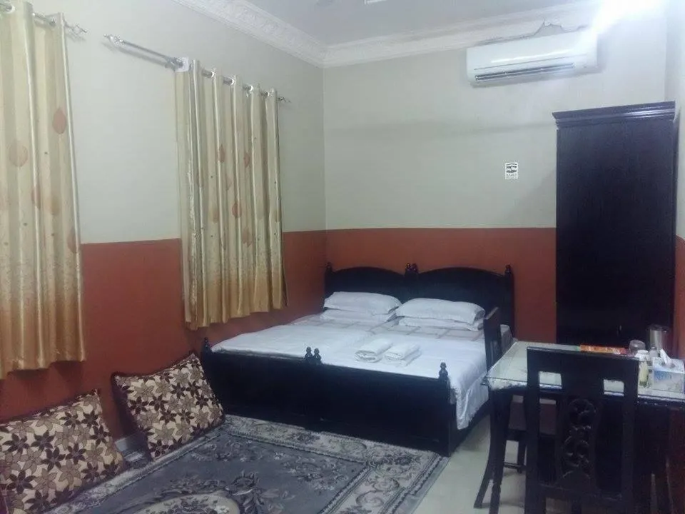 Photo of the whole room, Bed in Five Continents Hotel