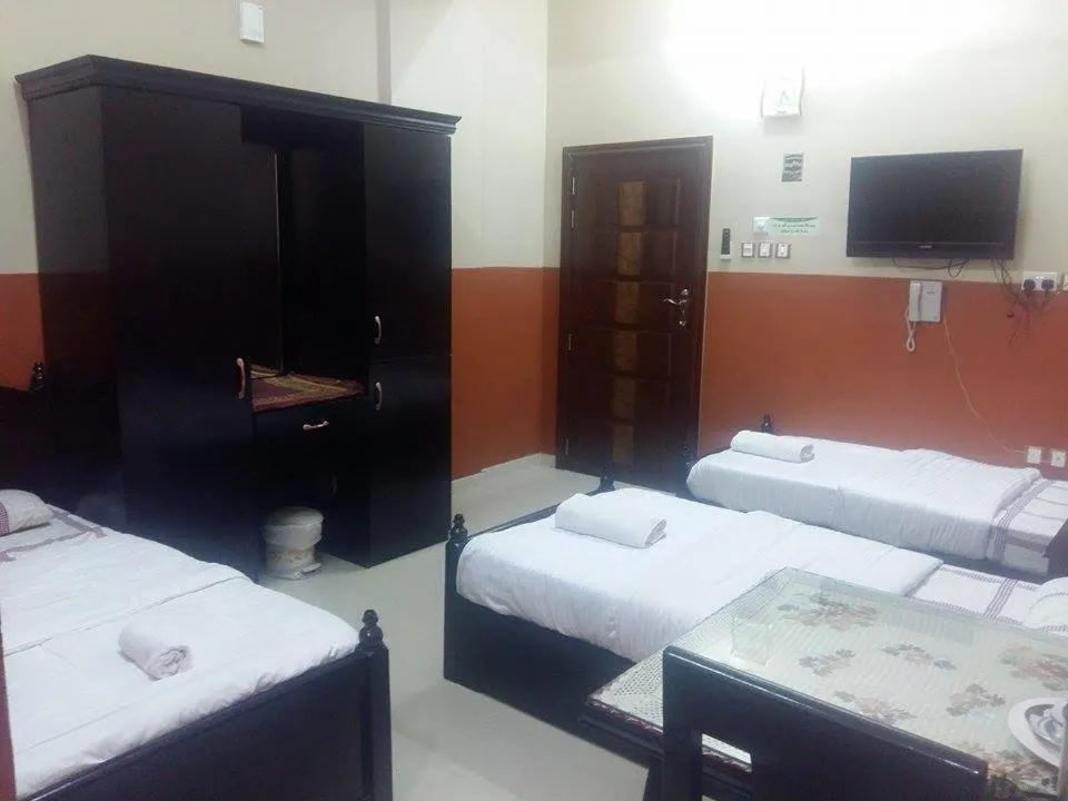 Photo of the whole room, Bed in Five Continents Hotel