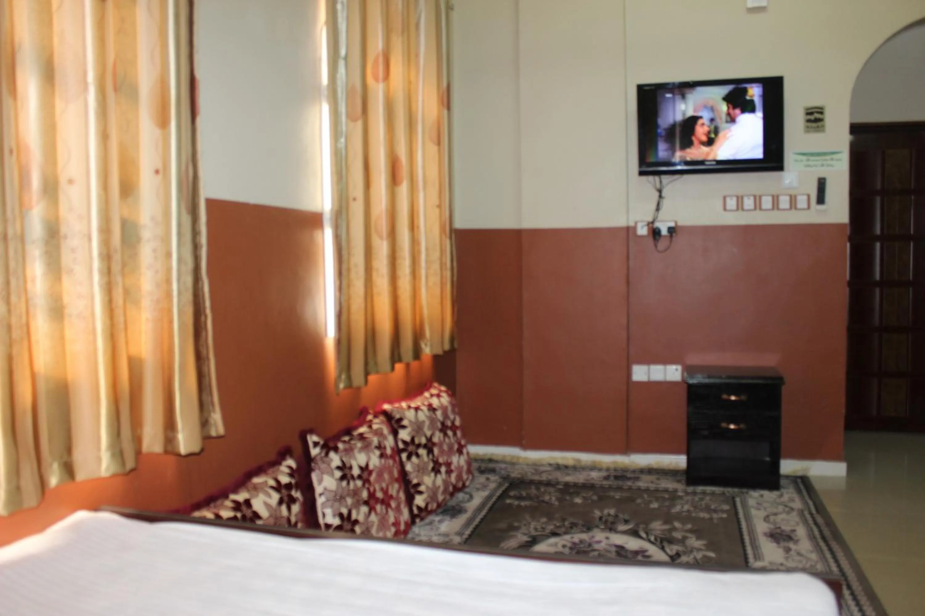 Photo of the whole room, Bed in Five Continents Hotel