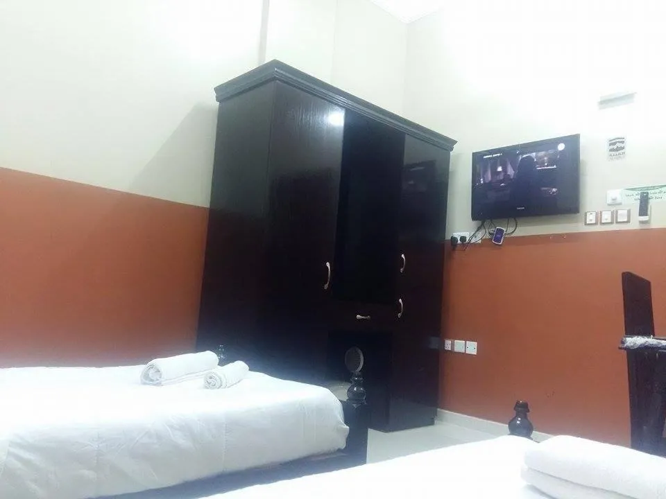 Photo of the whole room, Bed in Five Continents Hotel