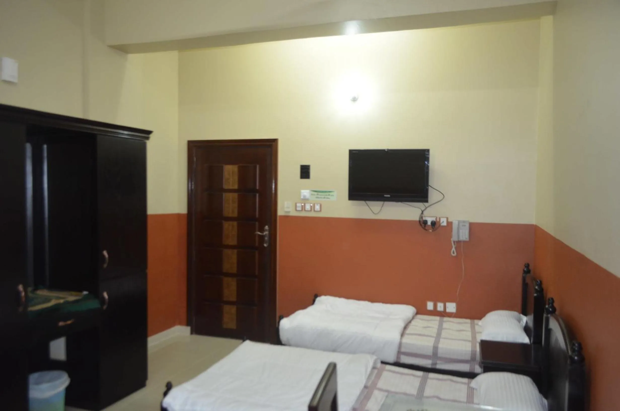 Photo of the whole room, Bed in Five Continents Hotel