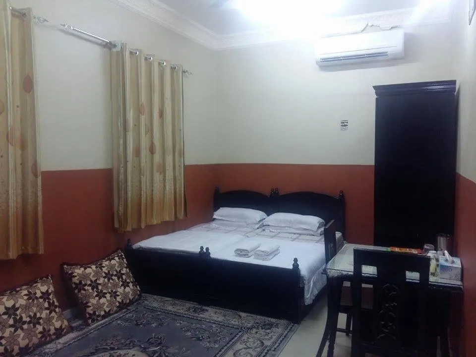 Photo of the whole room, Bed in Five Continents Hotel