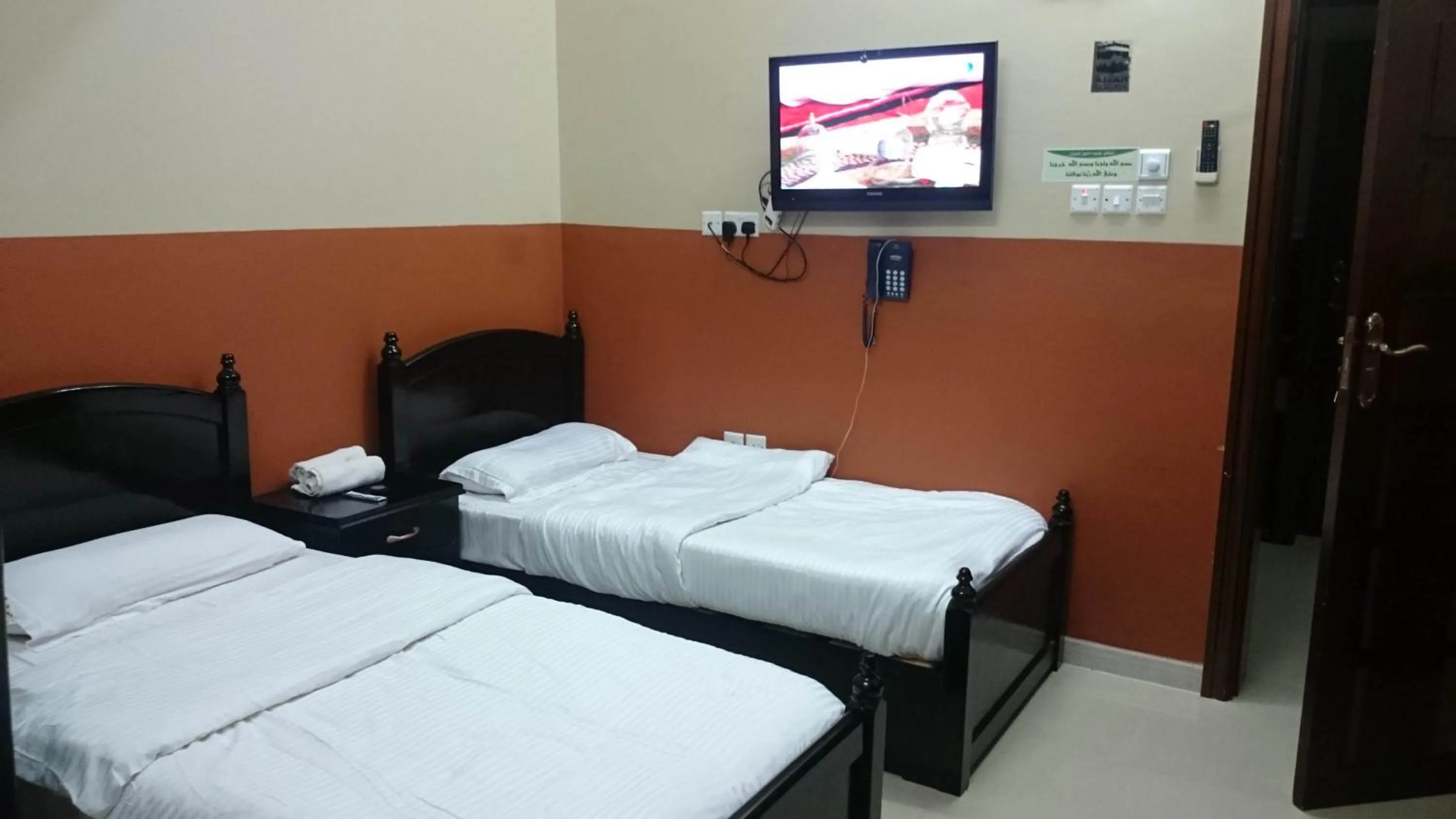 Property building, Bed in Five Continents Hotel