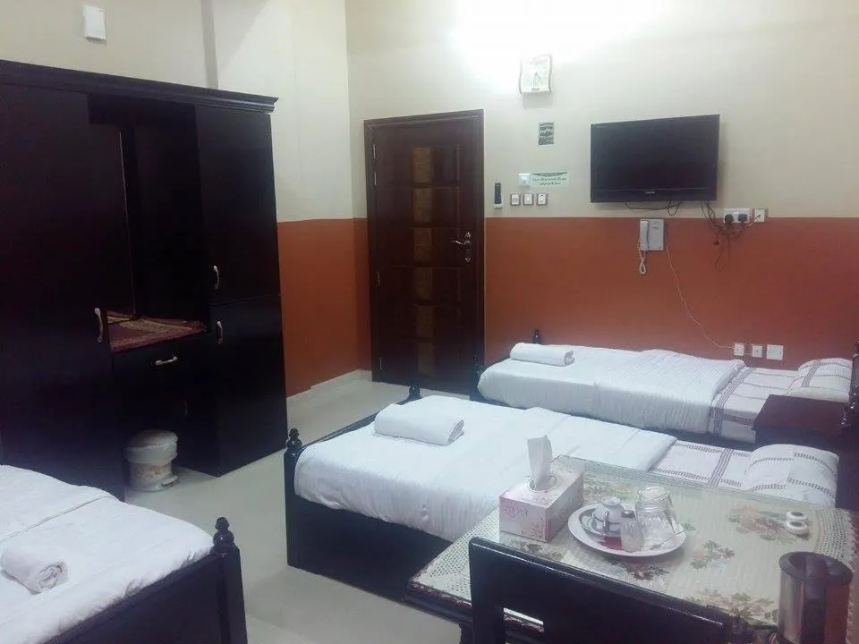 Photo of the whole room, Bed in Five Continents Hotel