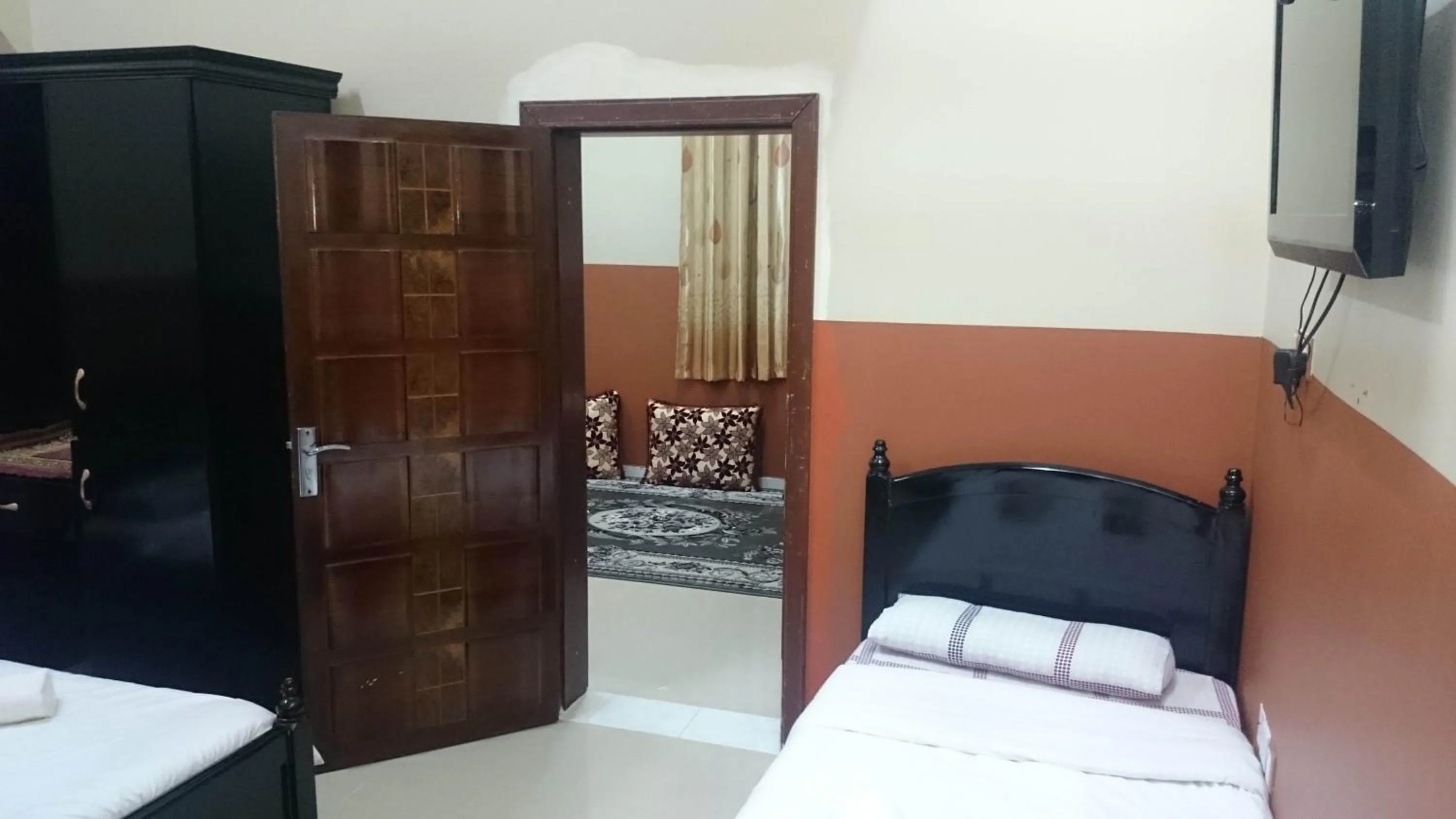 Property building, Bed in Five Continents Hotel