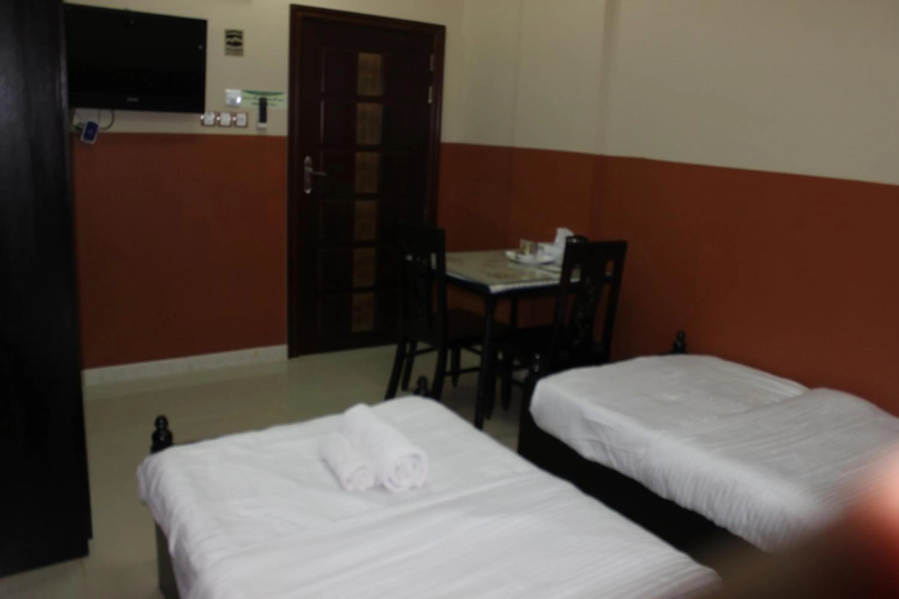 Photo of the whole room, Bed in Five Continents Hotel