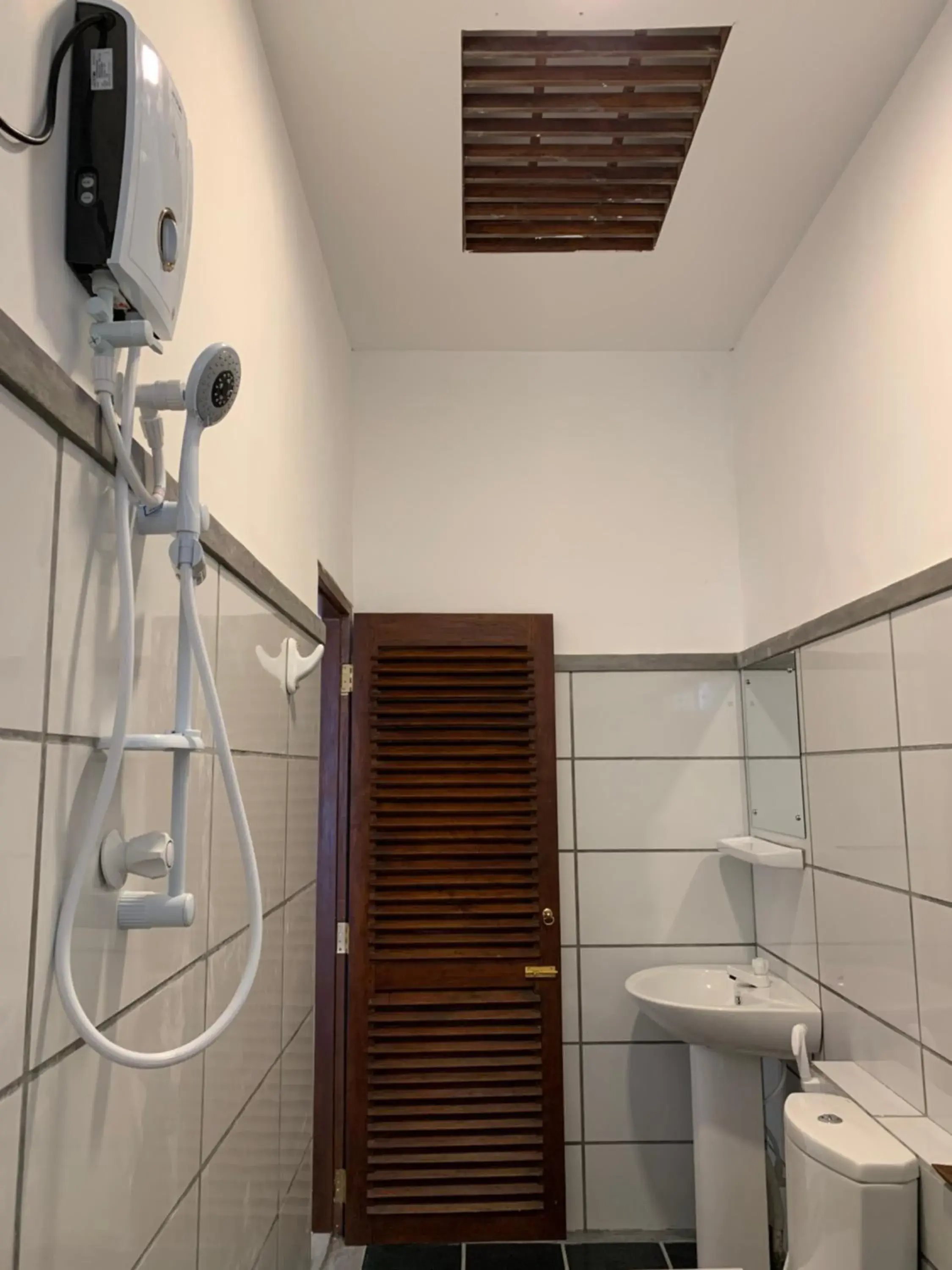 Shower in Curry Bowl Restaurant & Turtles Rest Shower in Curry Bowl Restaurant & Turtles Rest