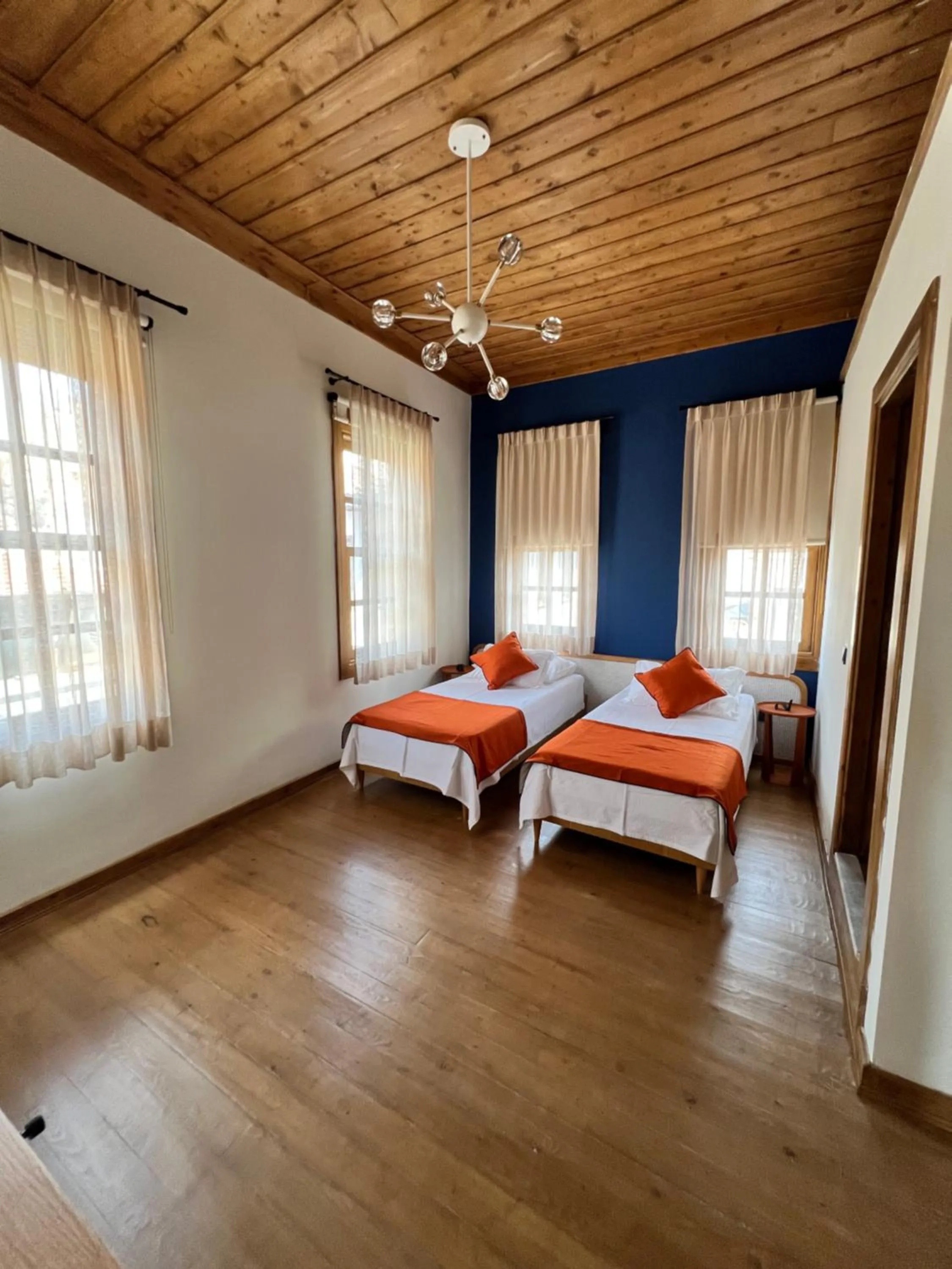 Photo of the whole room, Bed in Oldies Hotel