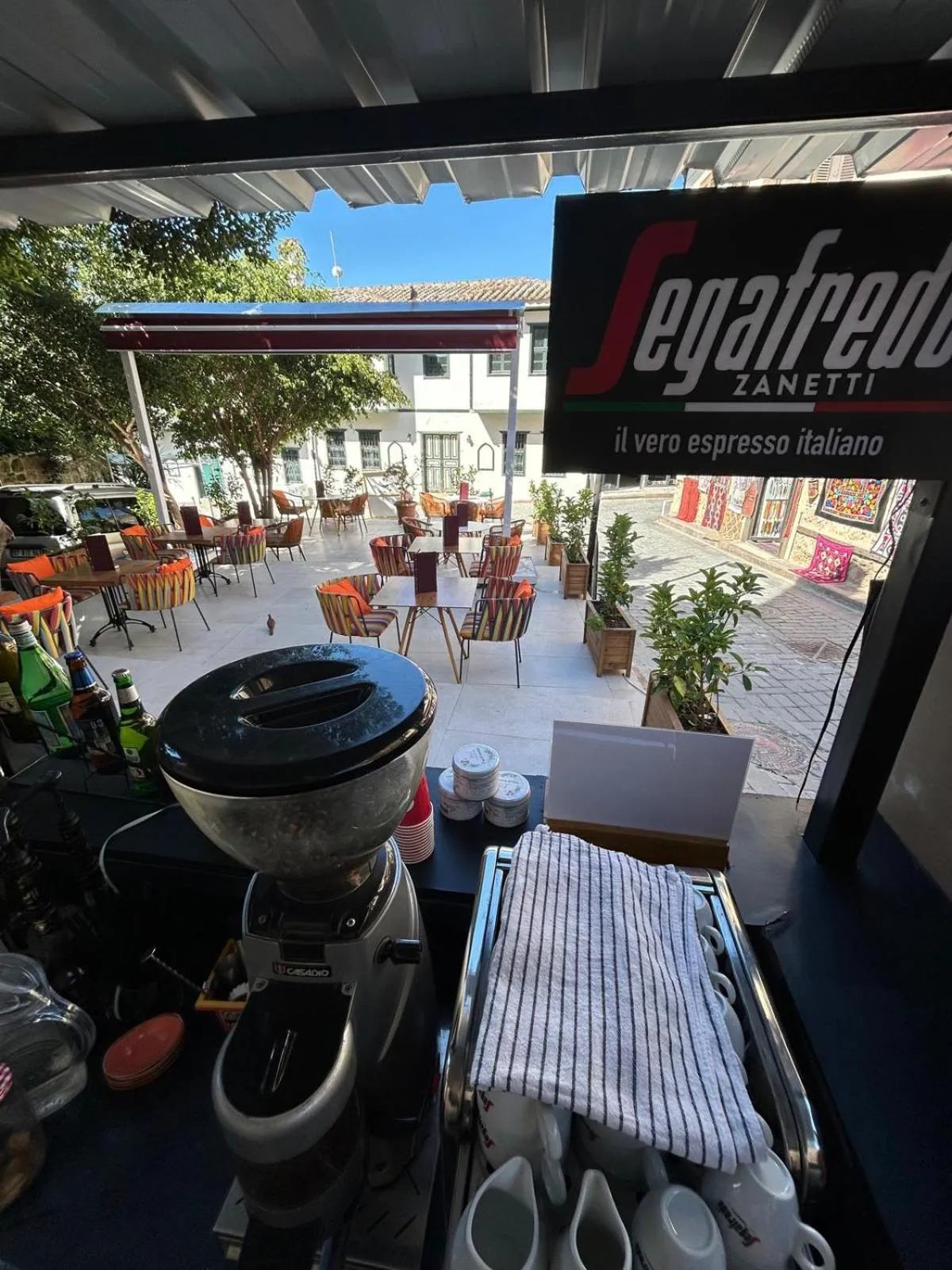 Restaurant/places to eat in Oldies Hotel