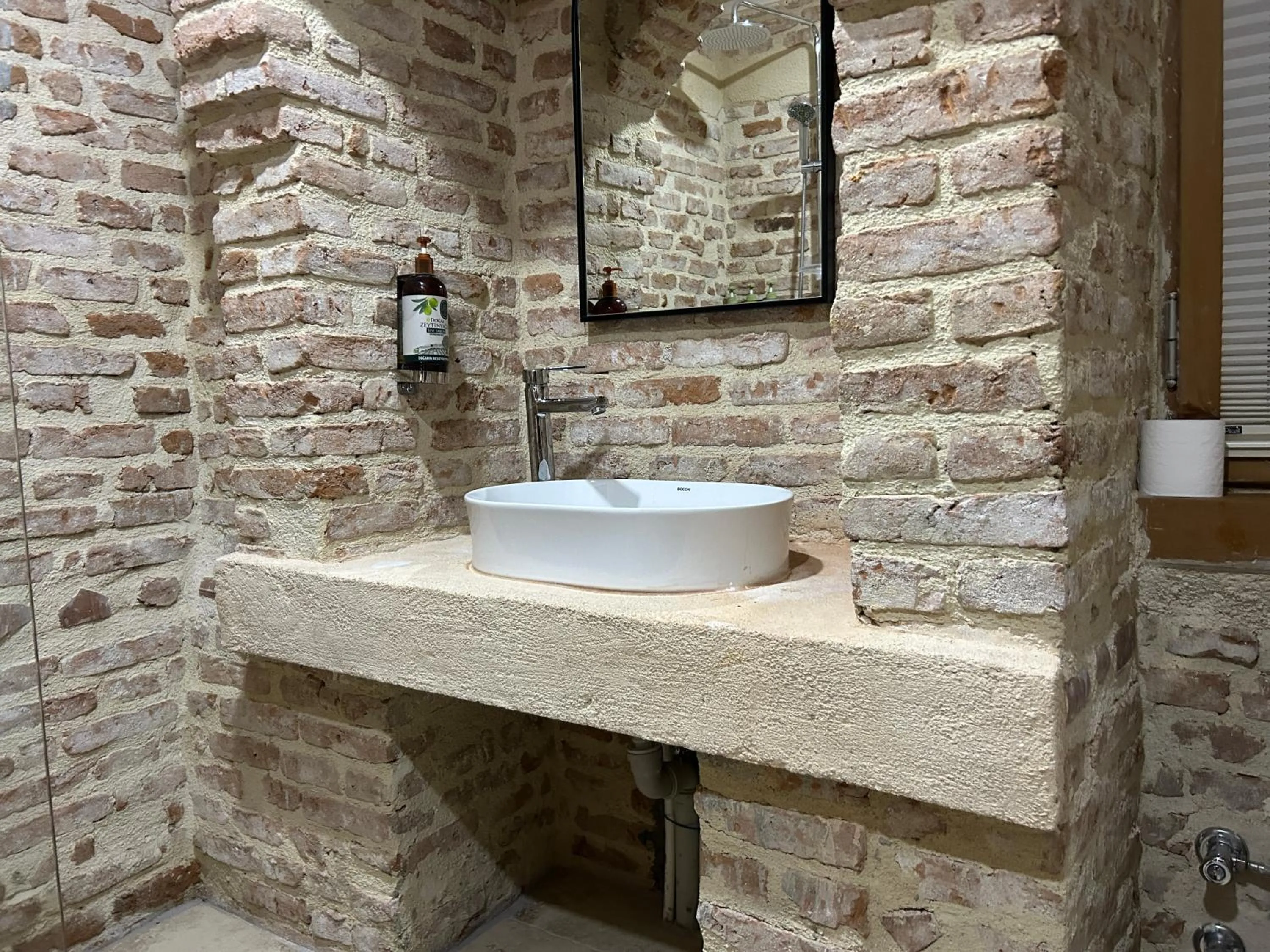 Bathroom in Oldies Hotel