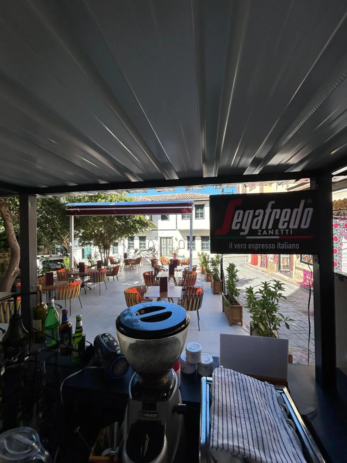 Restaurant/places to eat in Oldies Hotel