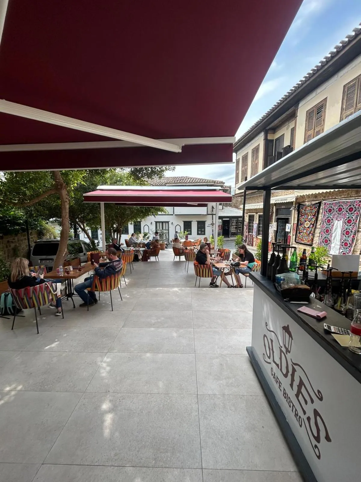 Restaurant/places to eat in Oldies Hotel