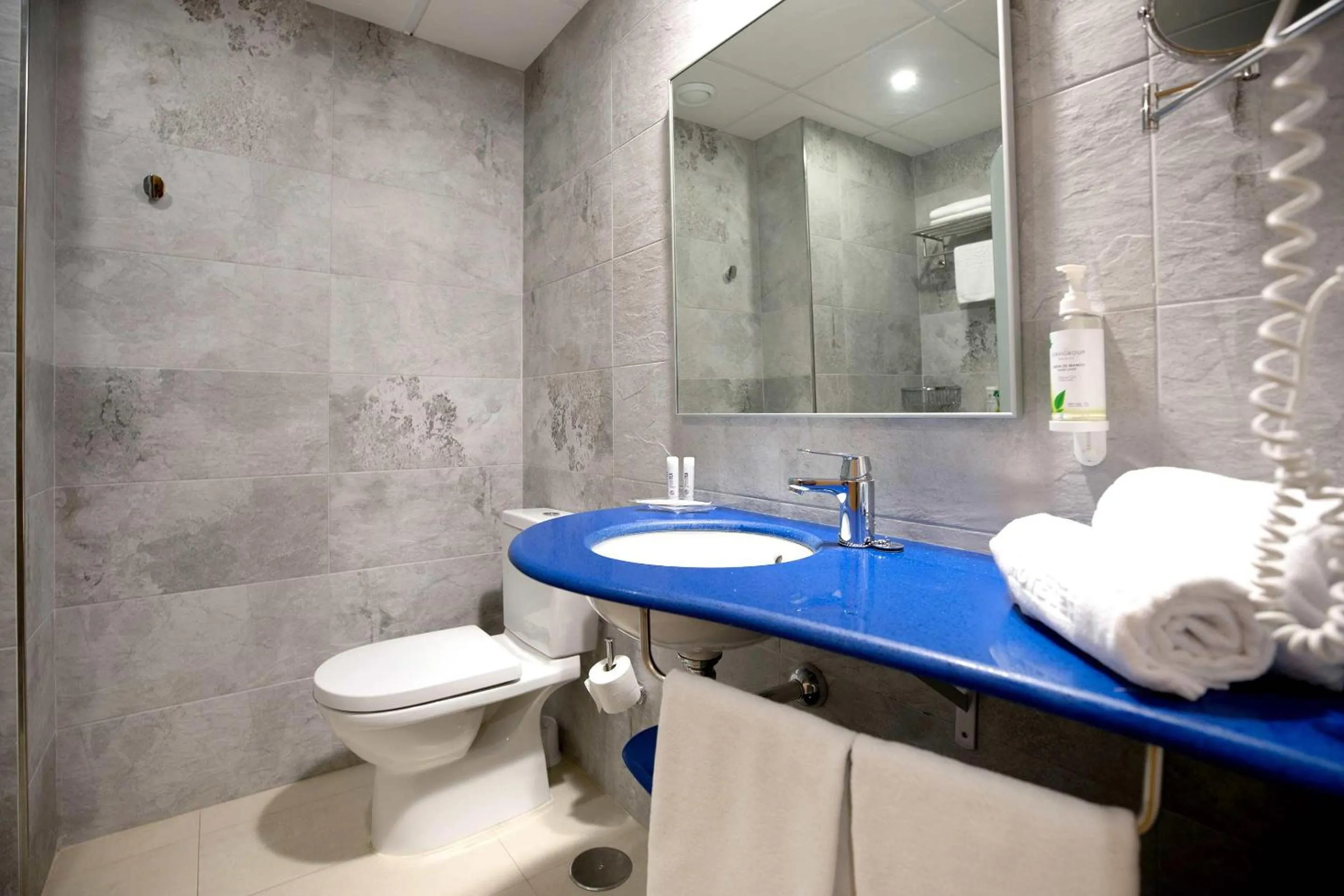 Bathroom in Hotel Servigroup Trinimar