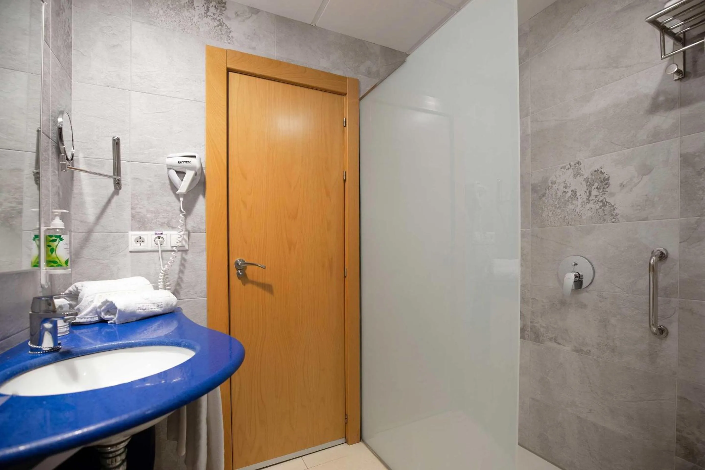 Bathroom in Hotel Servigroup Trinimar