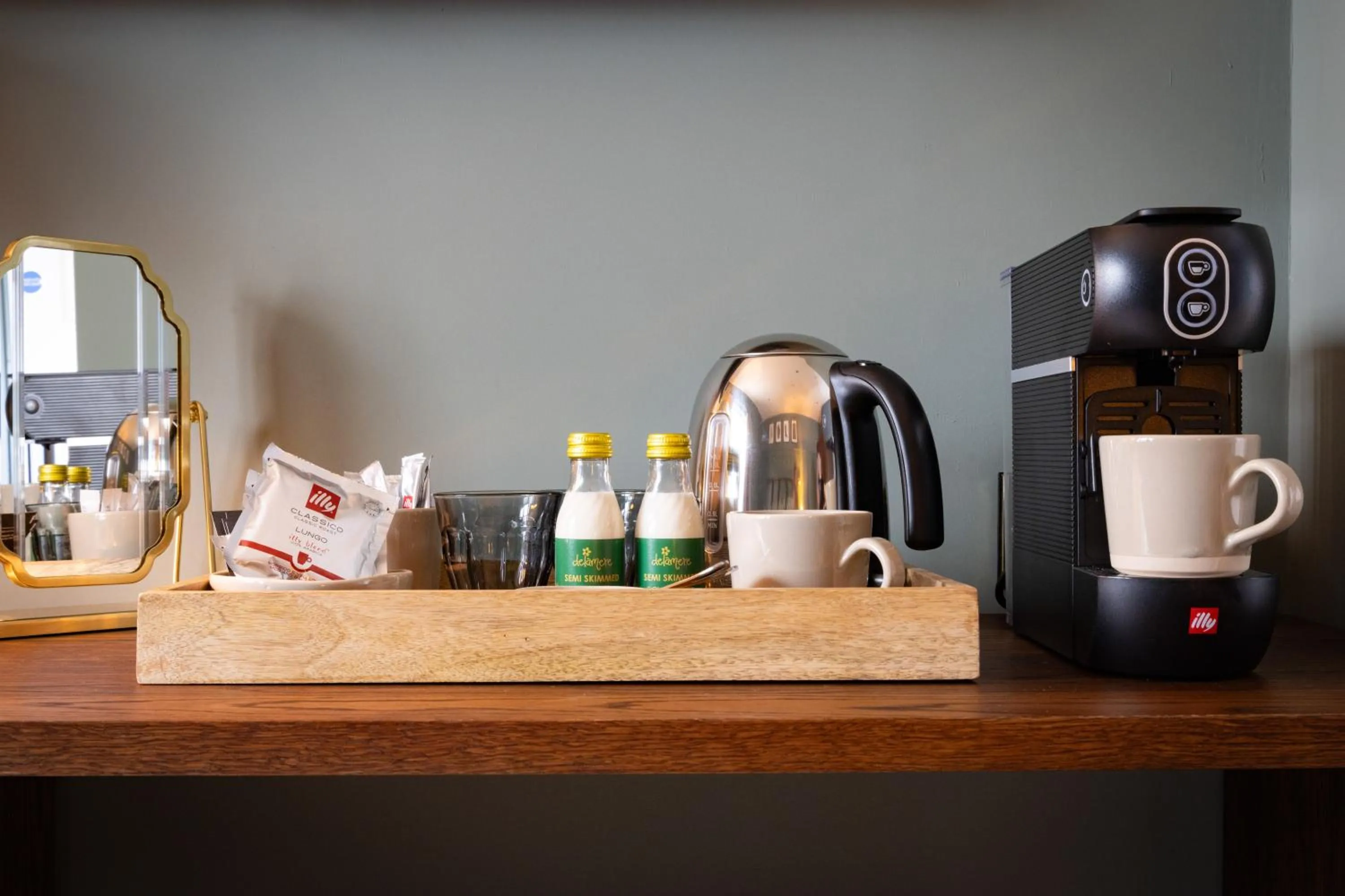 Coffee/tea facilities in The Coat and Bear - A Heartwood Inn