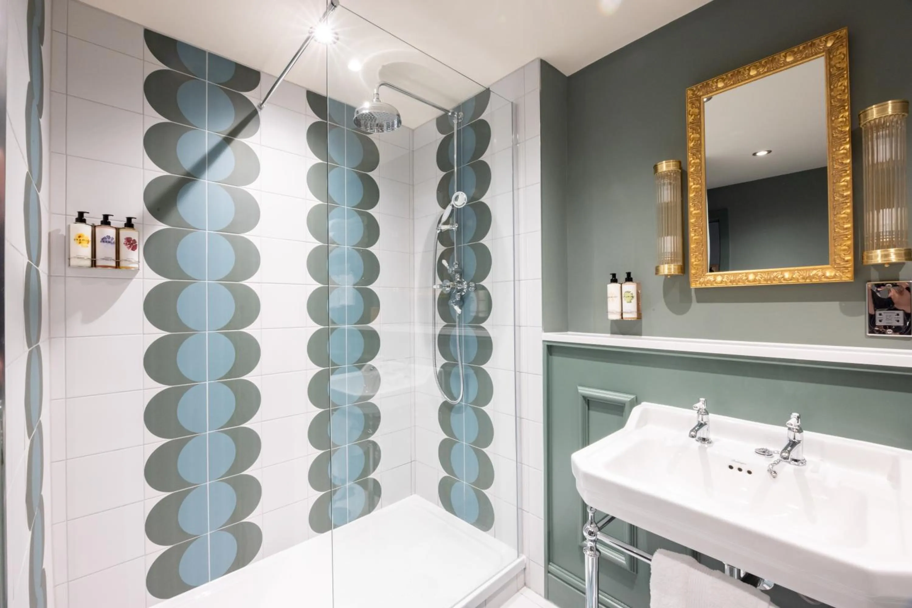 Shower in The Coat and Bear - A Heartwood Inn