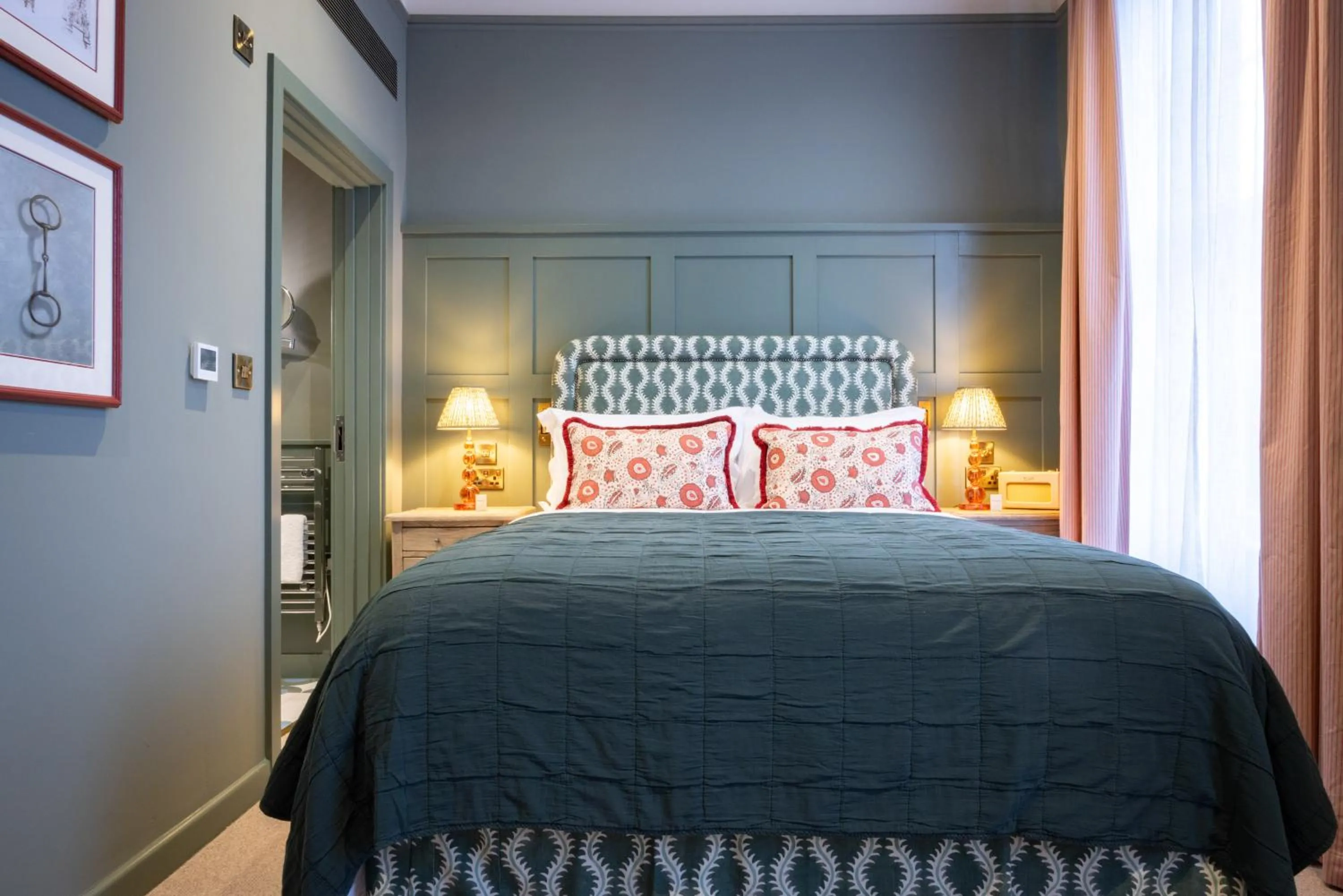 Bedroom, Bed in The Coat and Bear - A Heartwood Inn