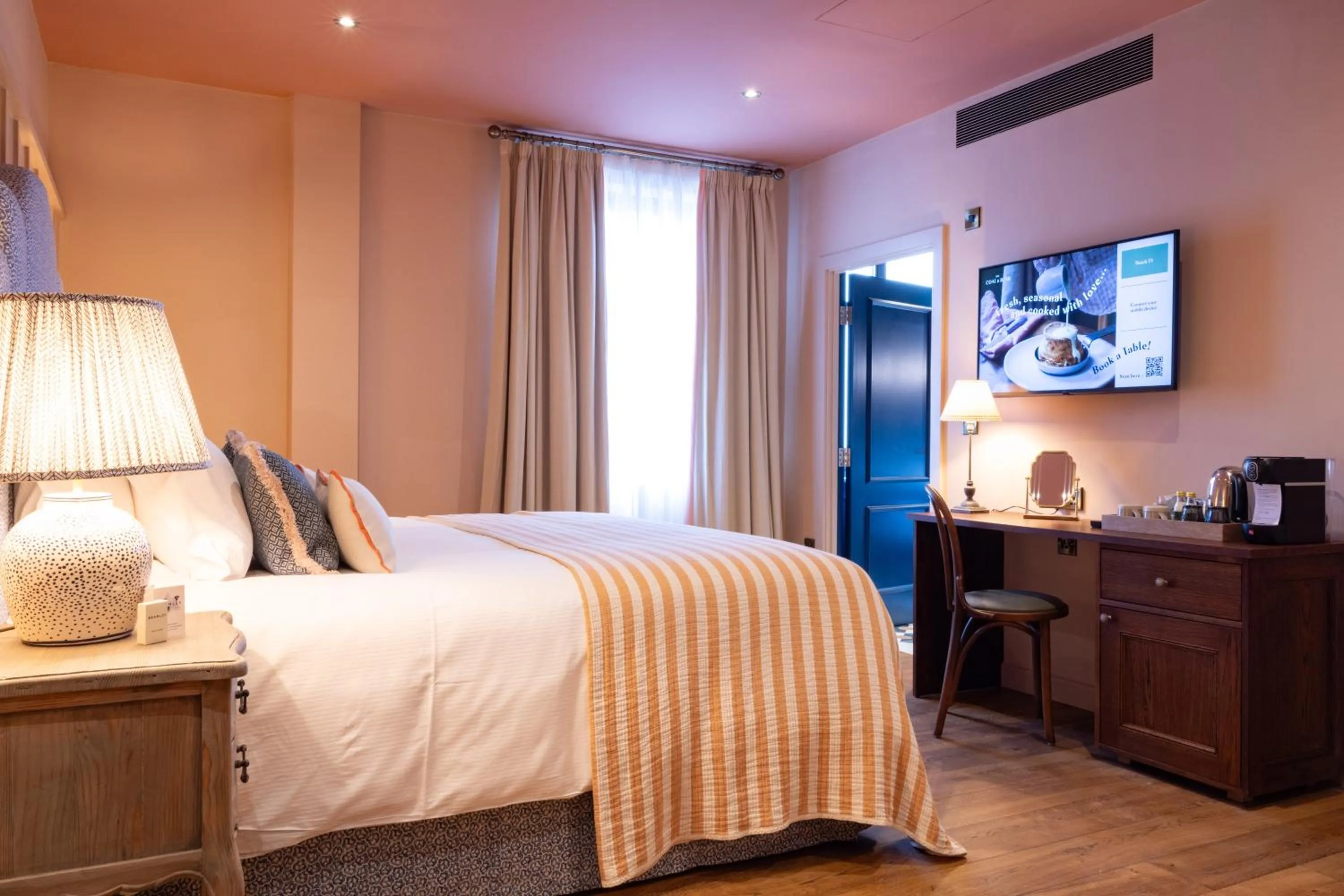 Bedroom, Bed in The Coat and Bear - A Heartwood Inn