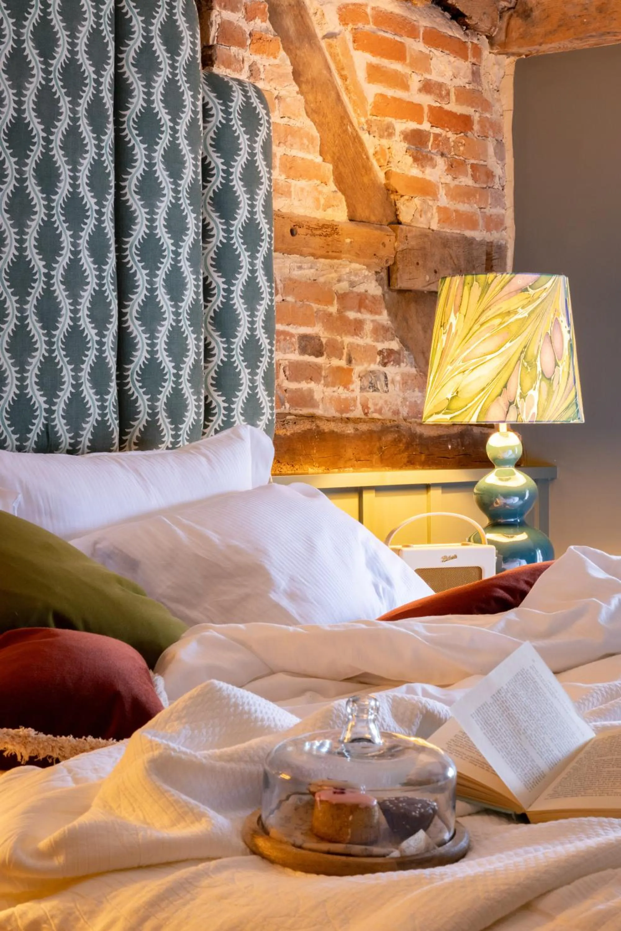 Bedroom, Bed in The Coat and Bear - A Heartwood Inn