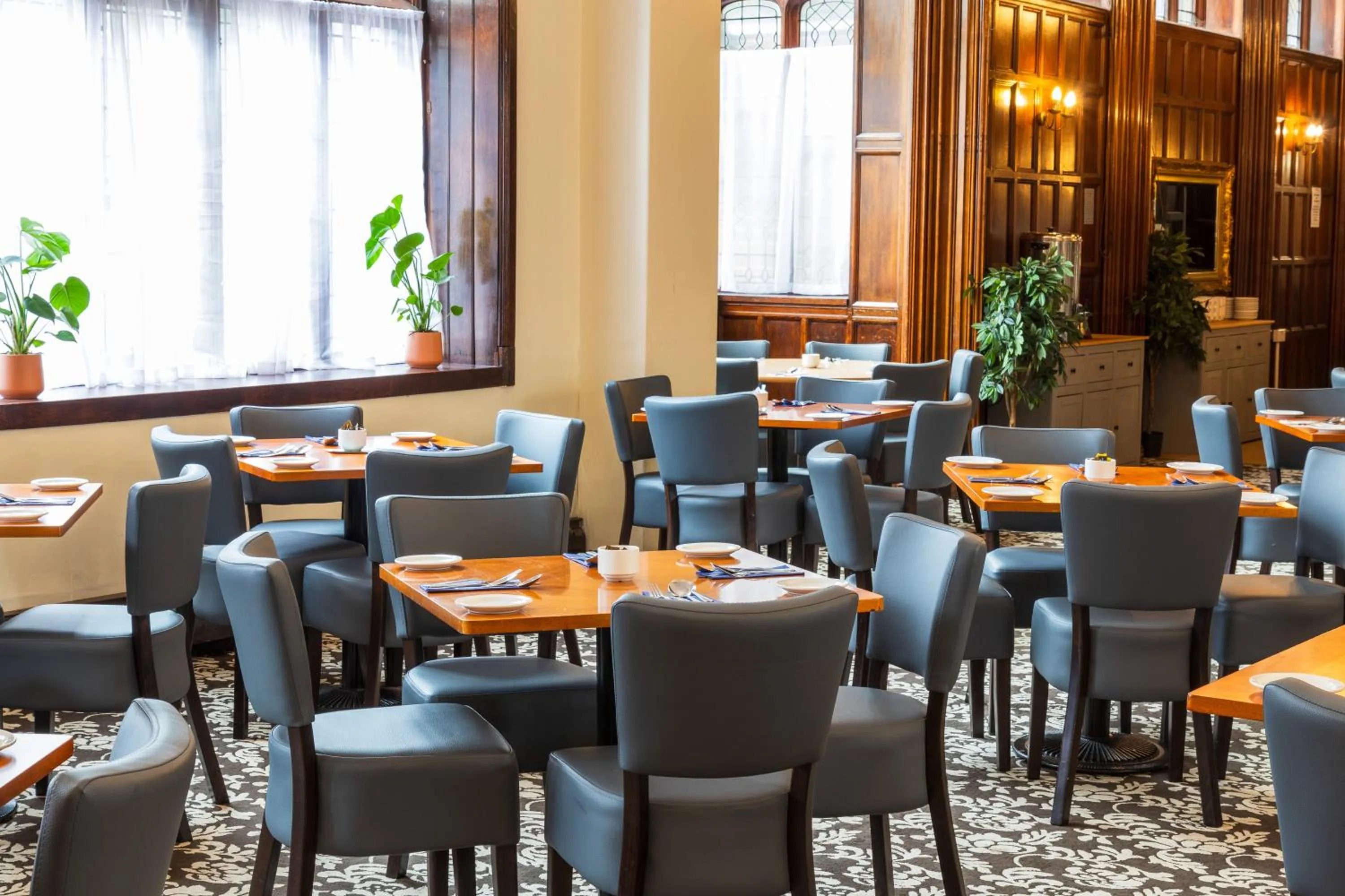 Restaurant/places to eat in Royal Court Hotel