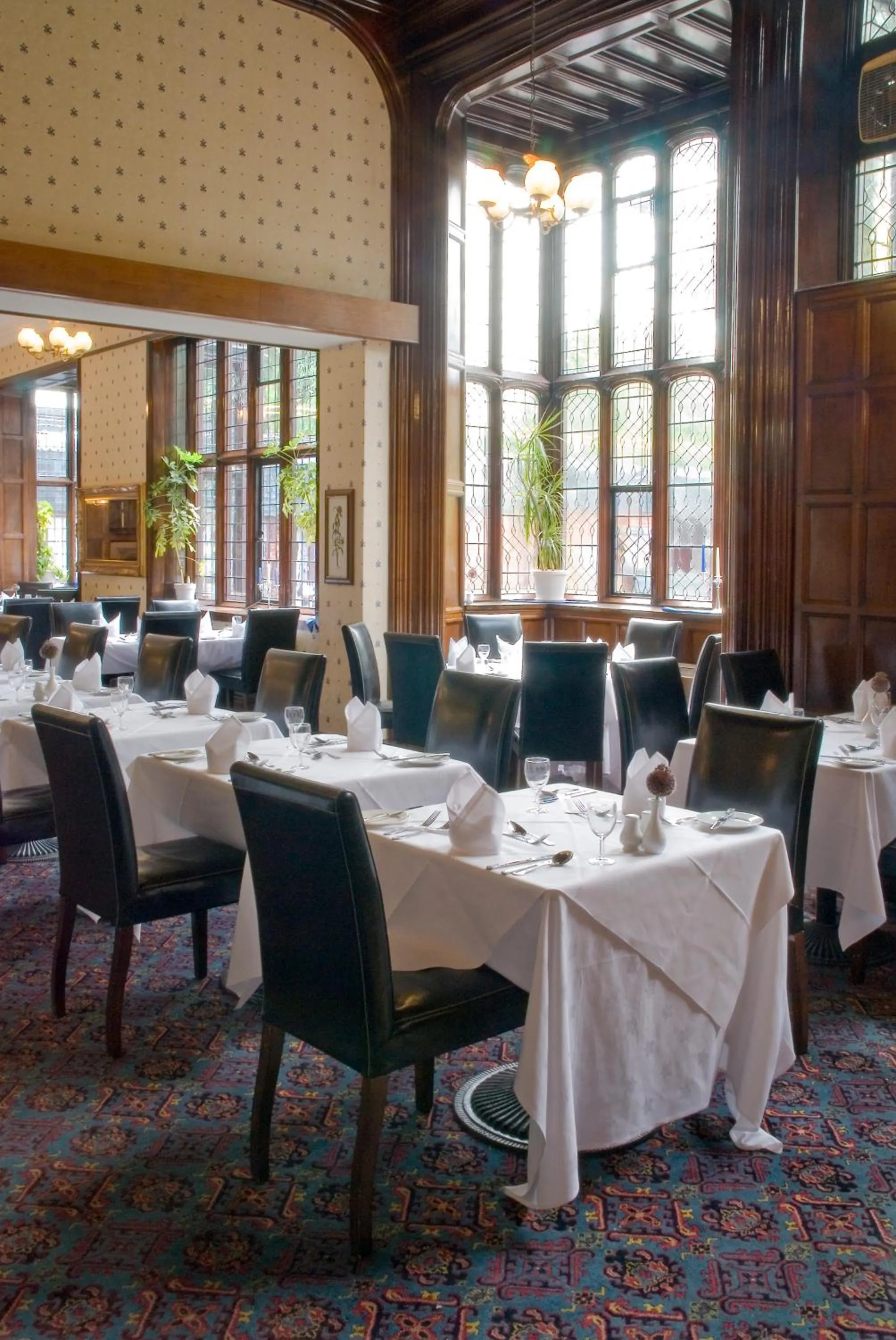 Restaurant/places to eat in Royal Court Hotel