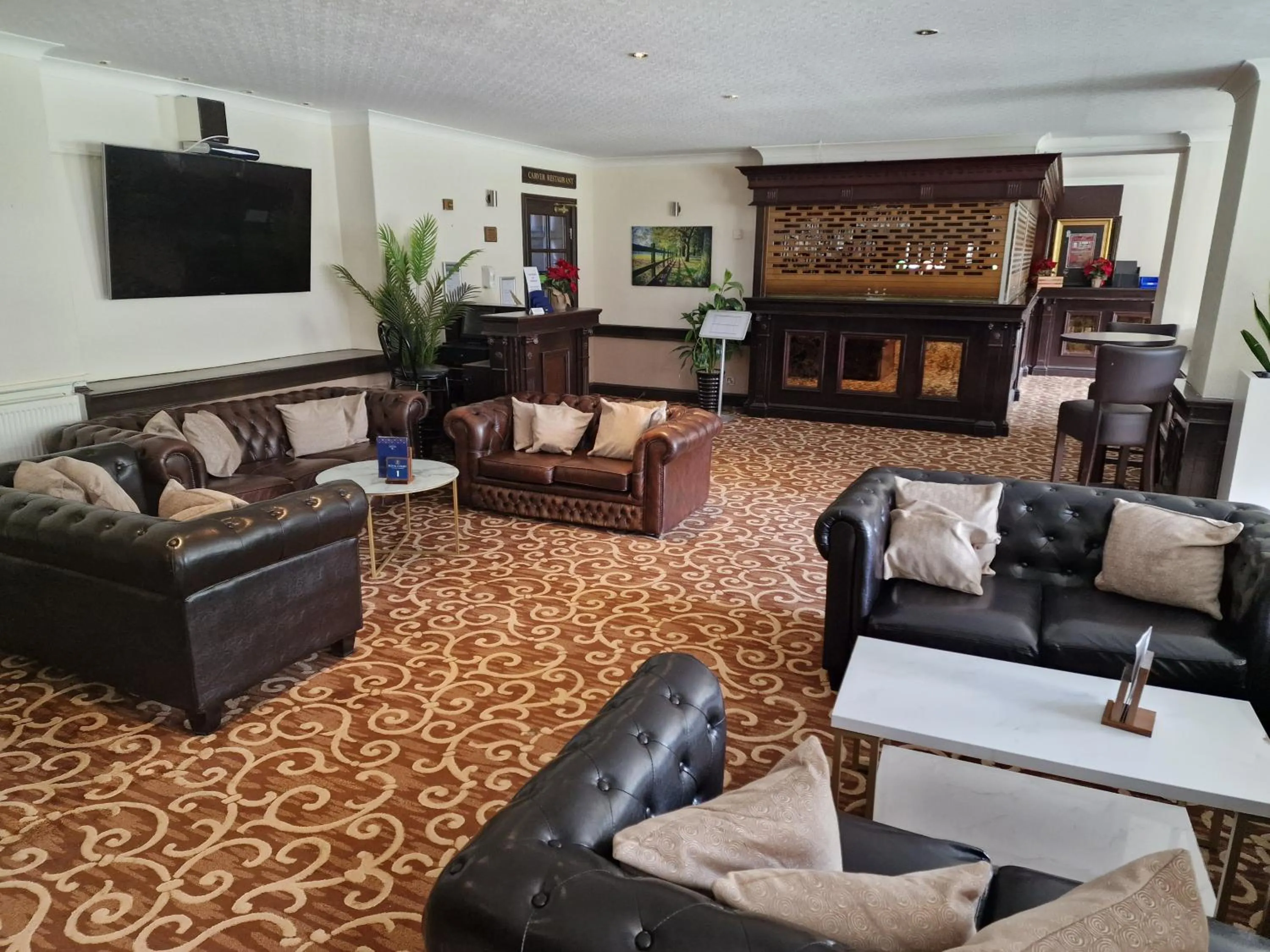 Lounge or bar in Royal Court Hotel