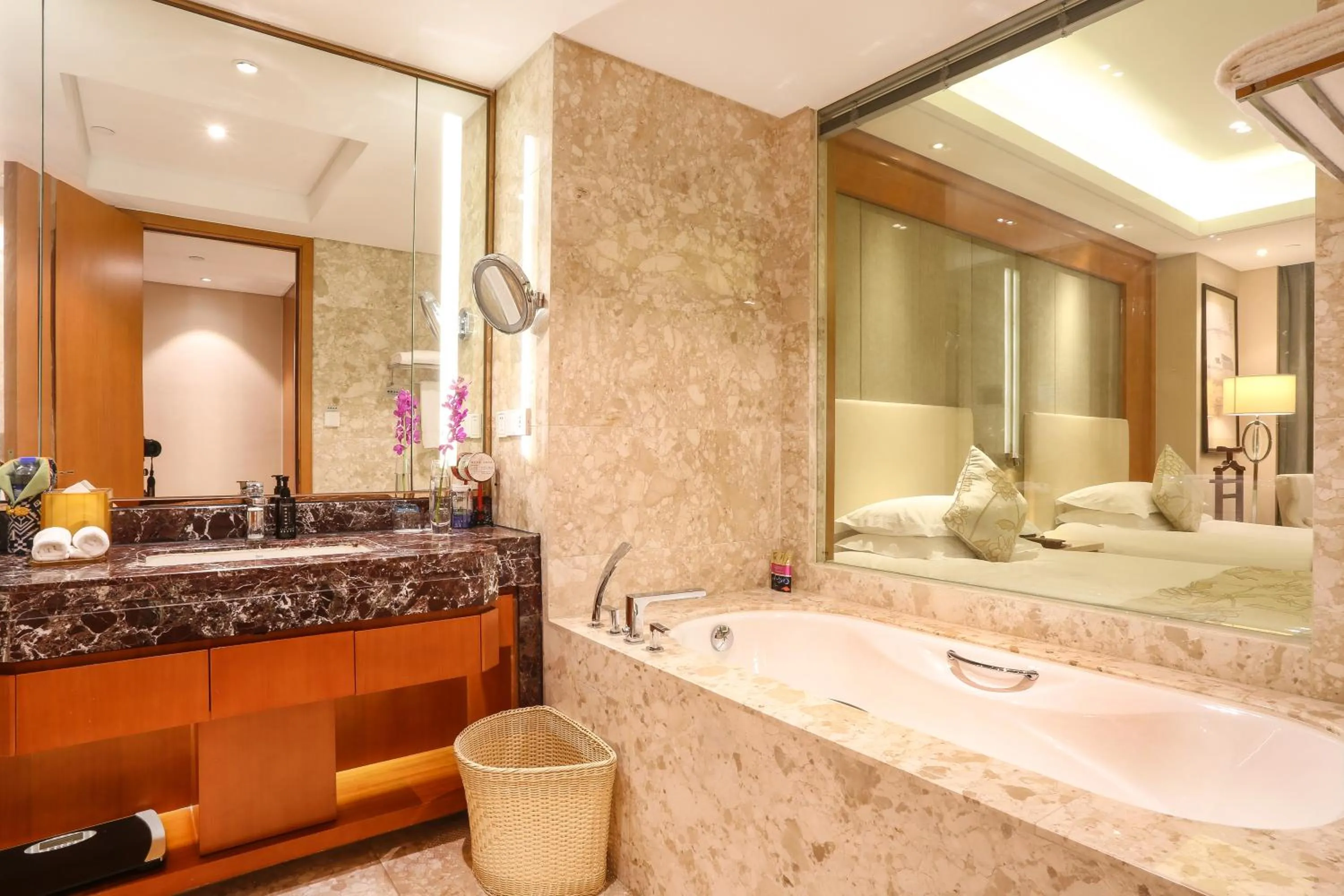 Toilet, Bed in Yiwu Shangcheng Hotel