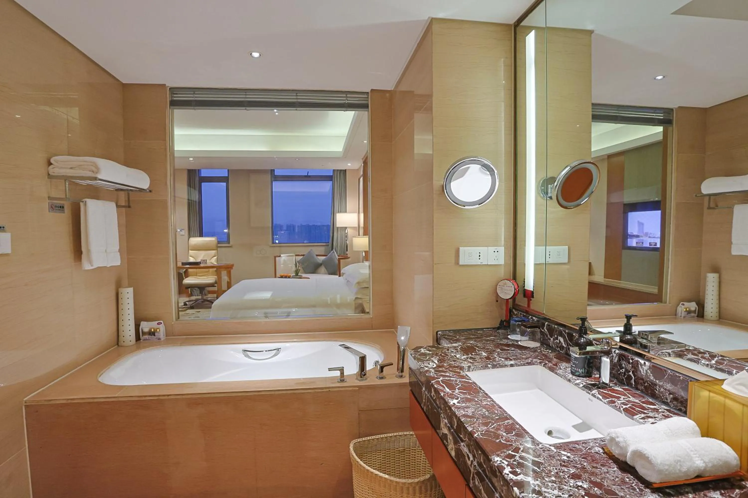 Bath, Bed in Yiwu Shangcheng Hotel