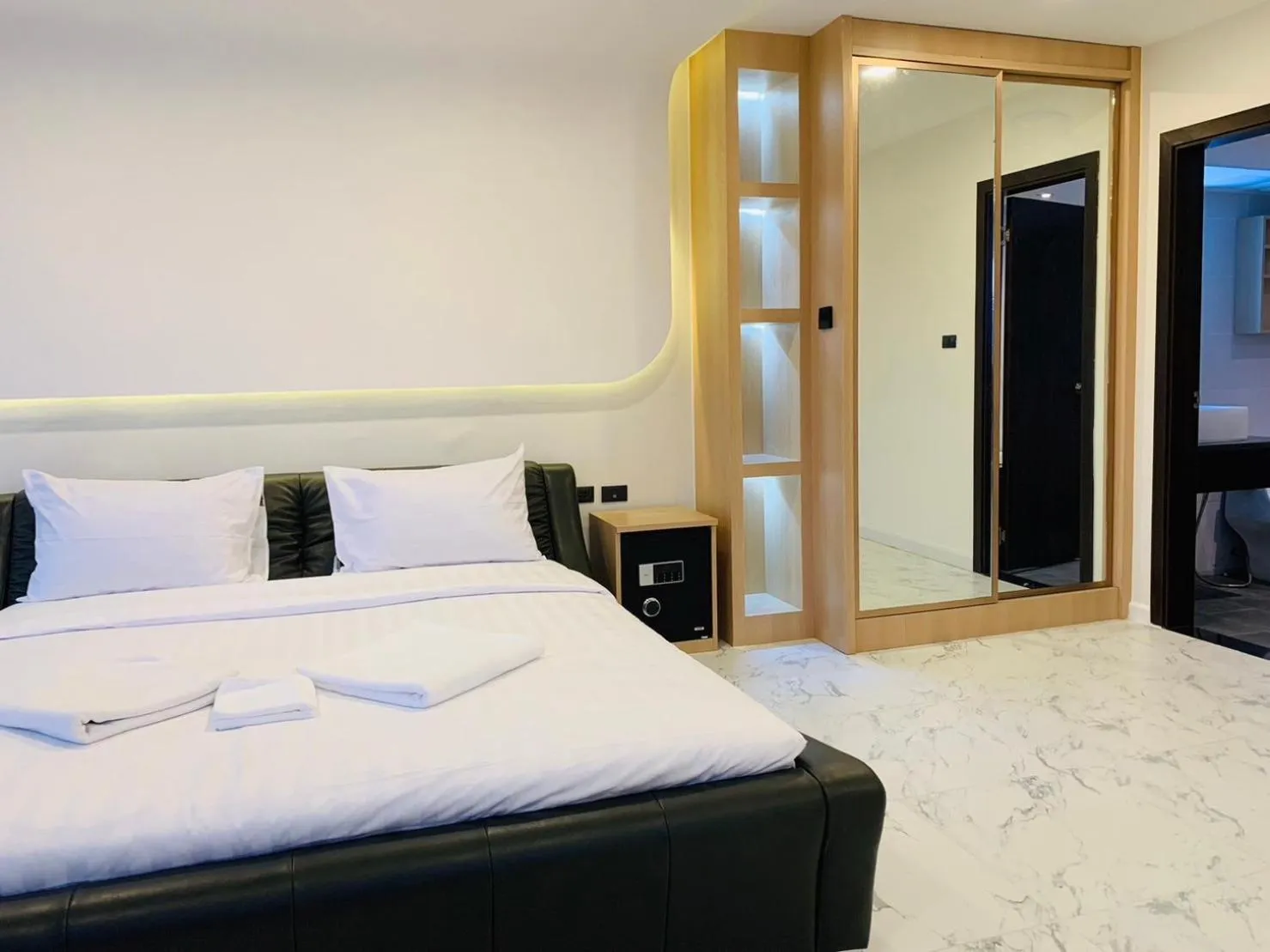 room service, Bed in Ocean View Treasure Residence