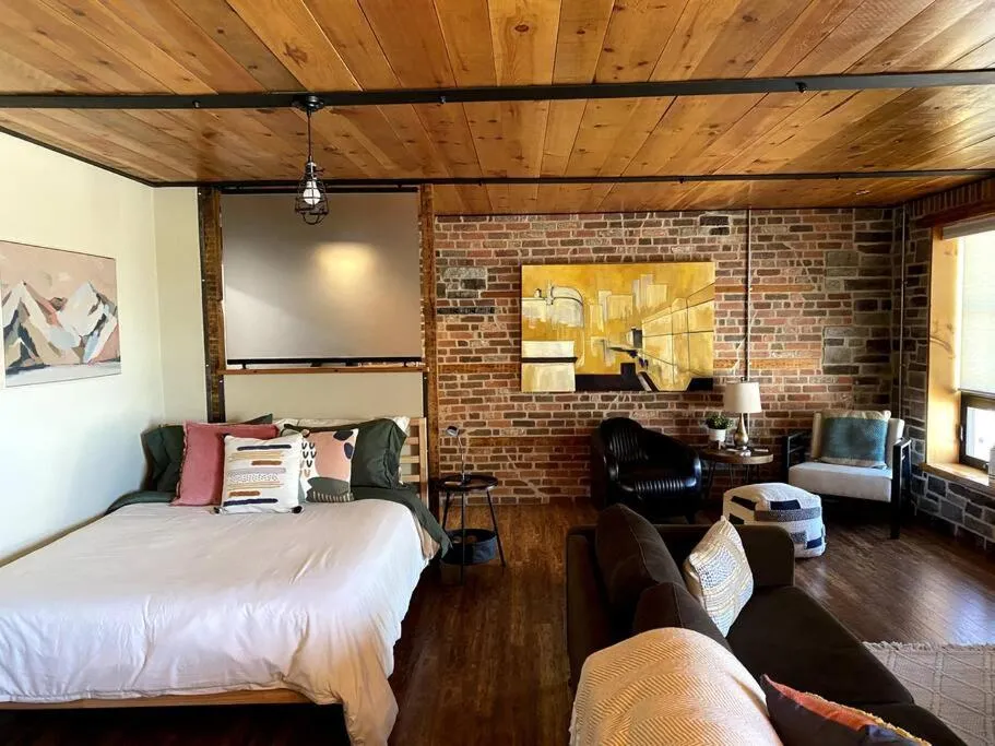 Cozy downtown studio getaway