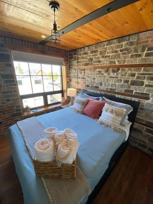The Lofts #3 - Cozy downtown studio getaway