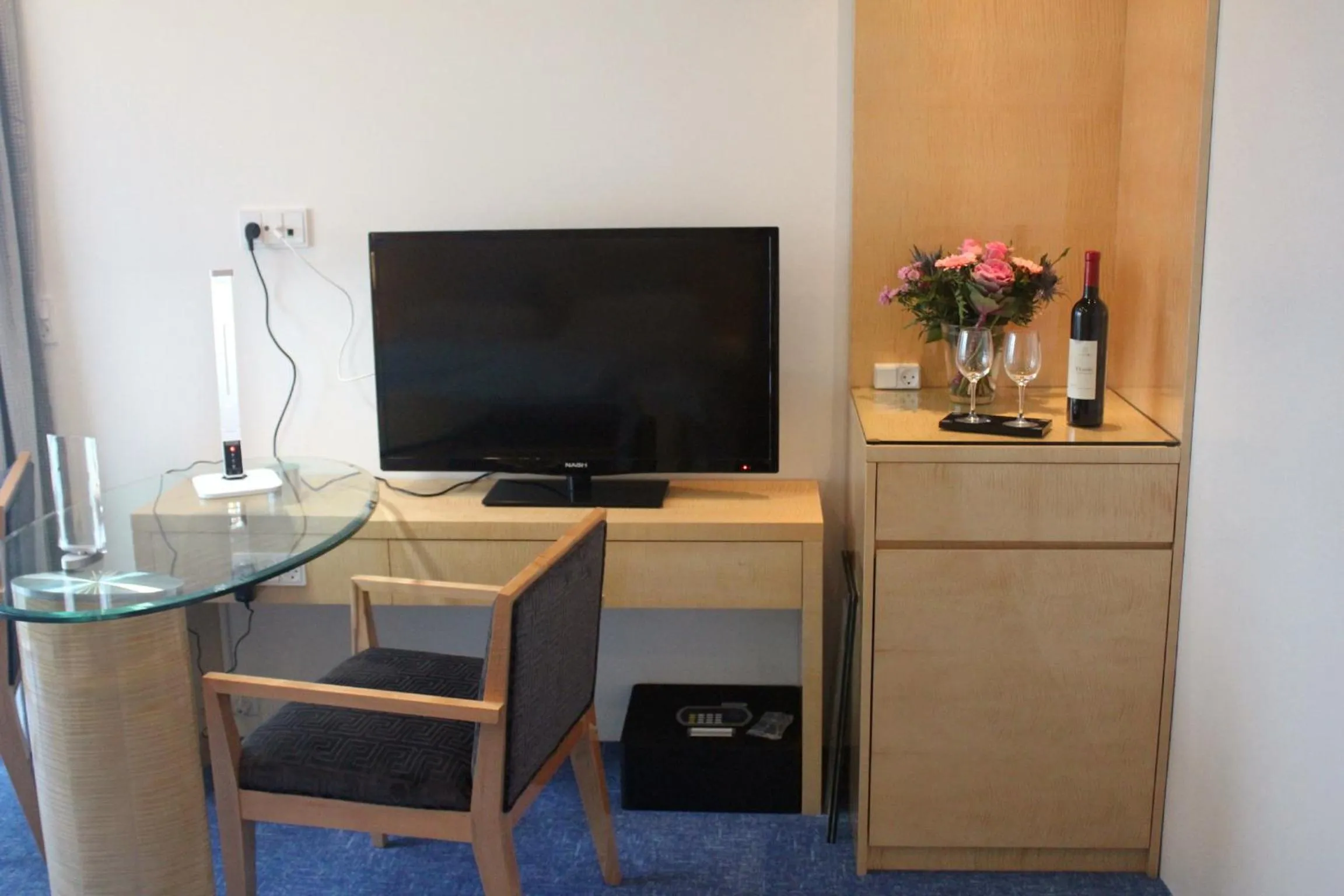 TV and multimedia in Seafront Hotel