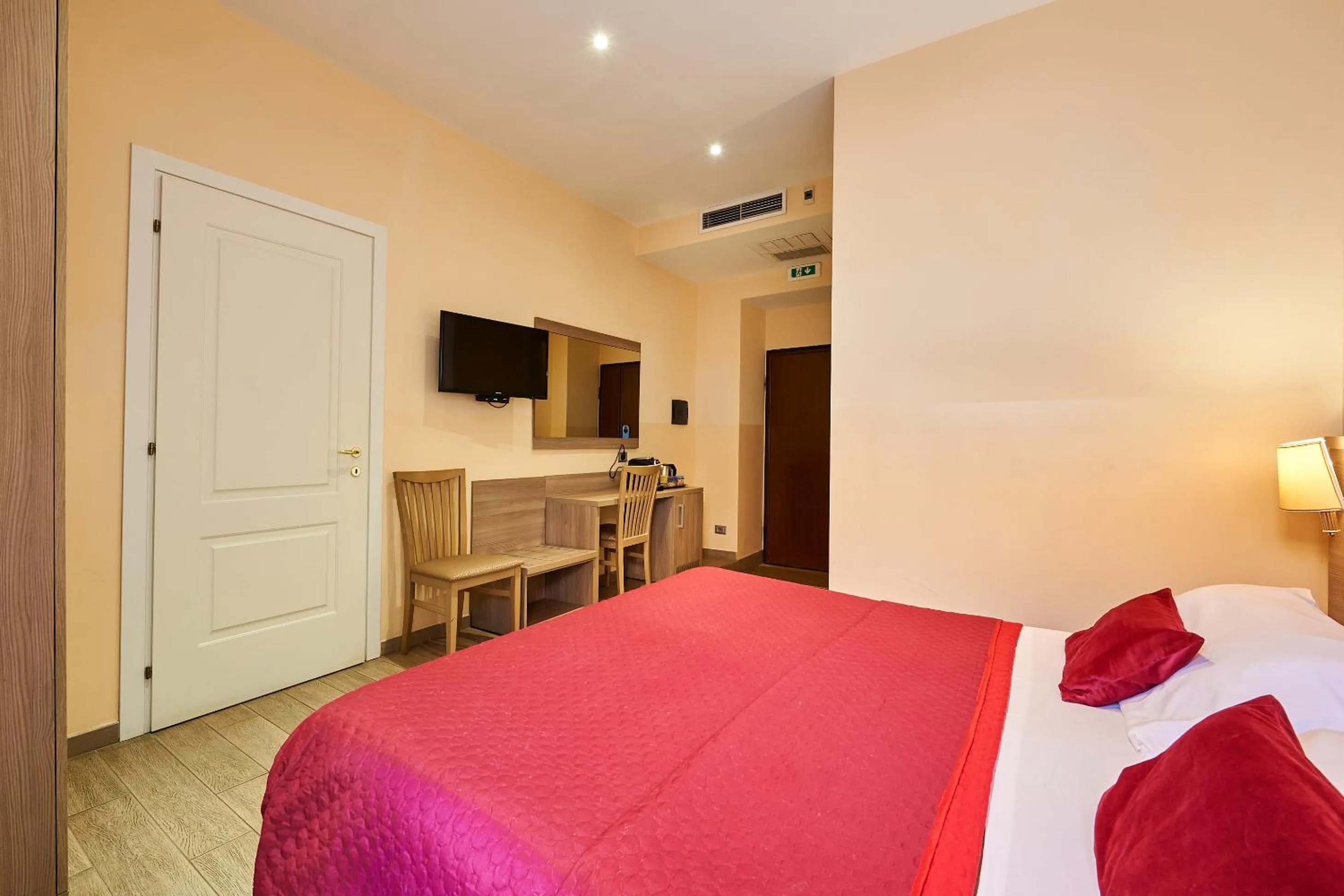 Photo of the whole room, Bed in Catone Vatican Suites