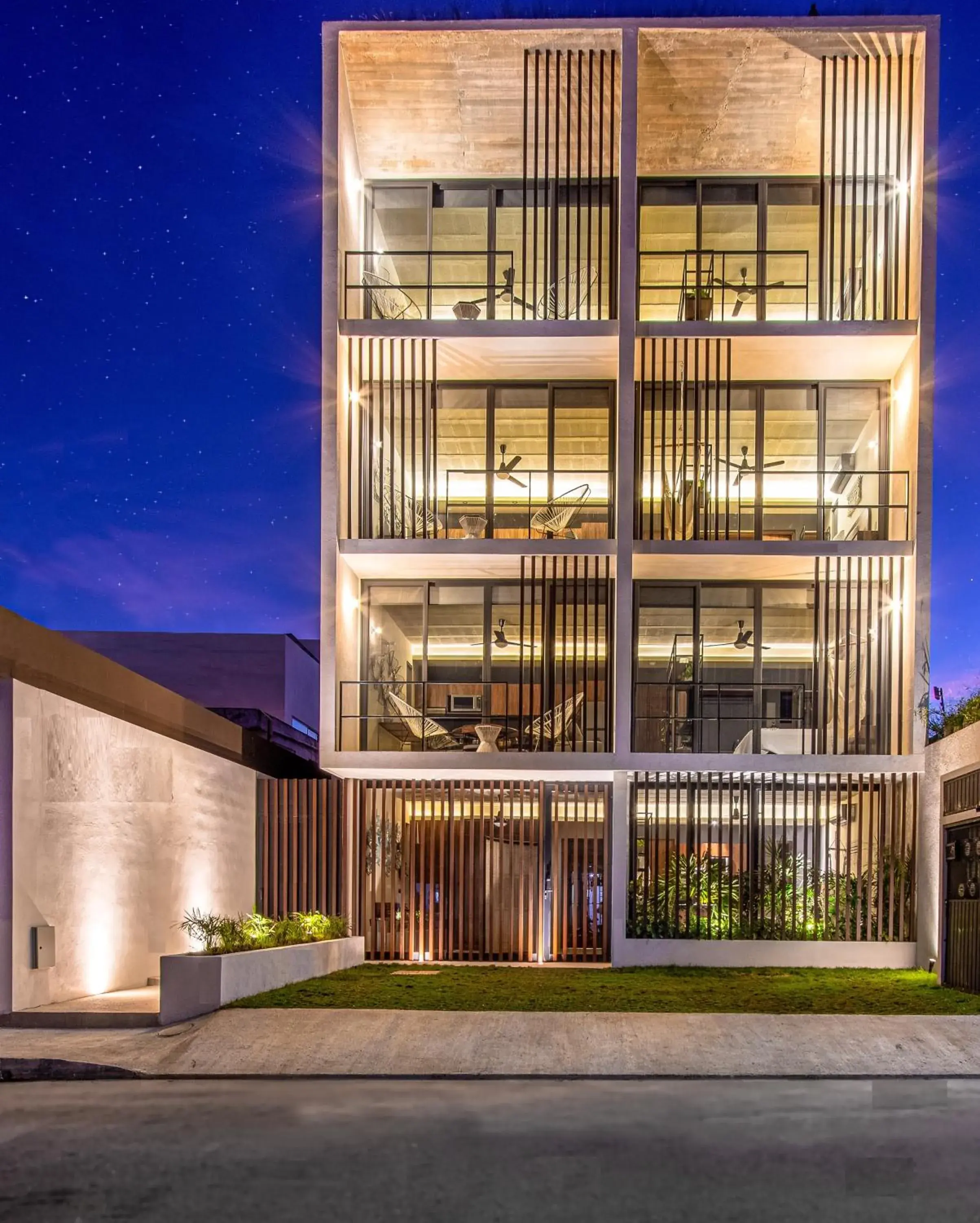 Property building in Ocean Boutique Condos Property building in Ocean Boutique Condos