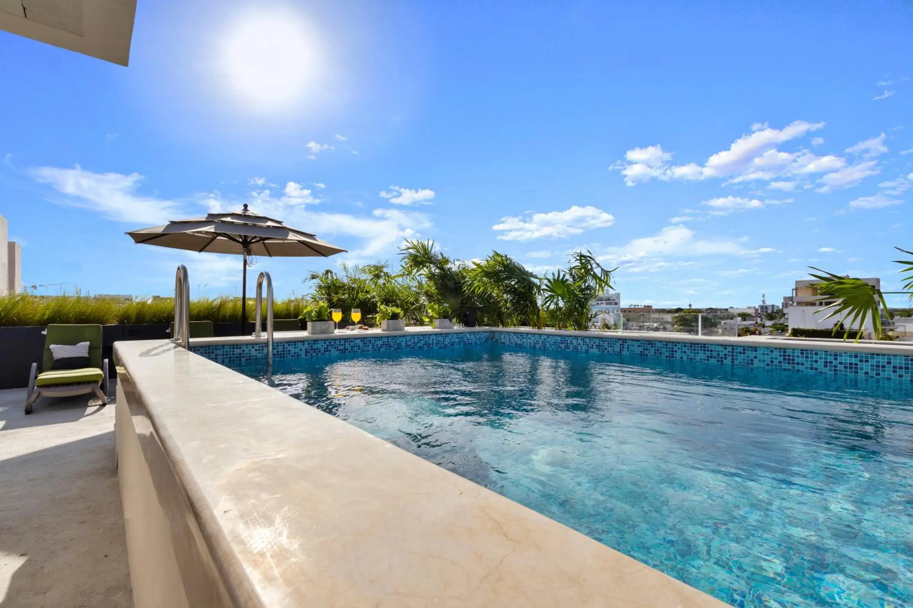 Swimming pool in Ocean Boutique Condos Swimming pool in Ocean Boutique Condos