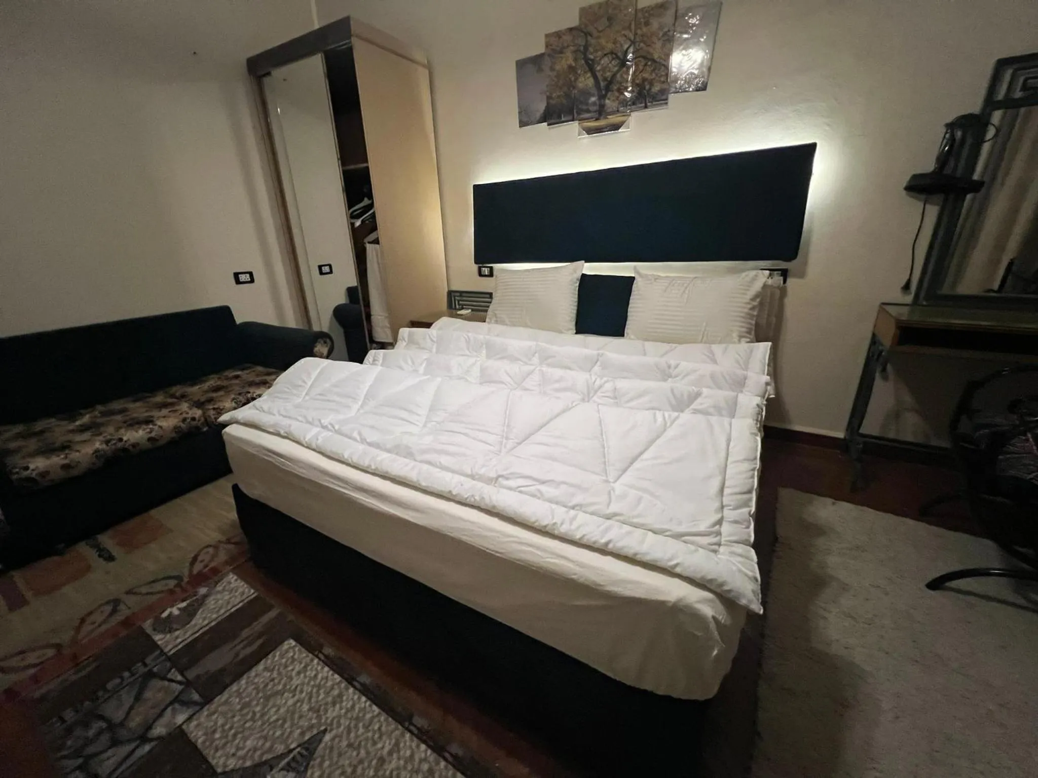 Bed in A pyramids view