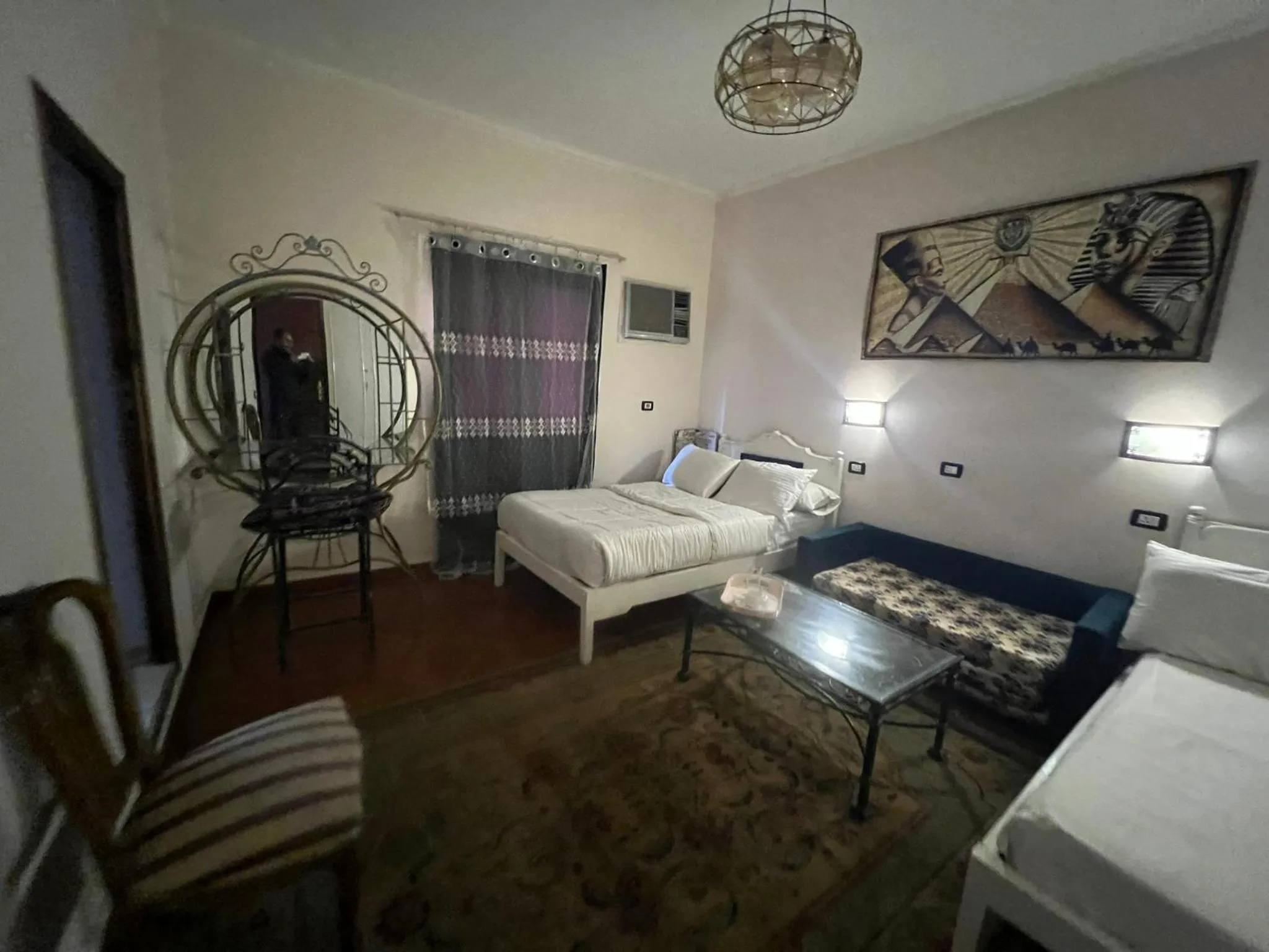 Photo of the whole room, Bed in A pyramids view