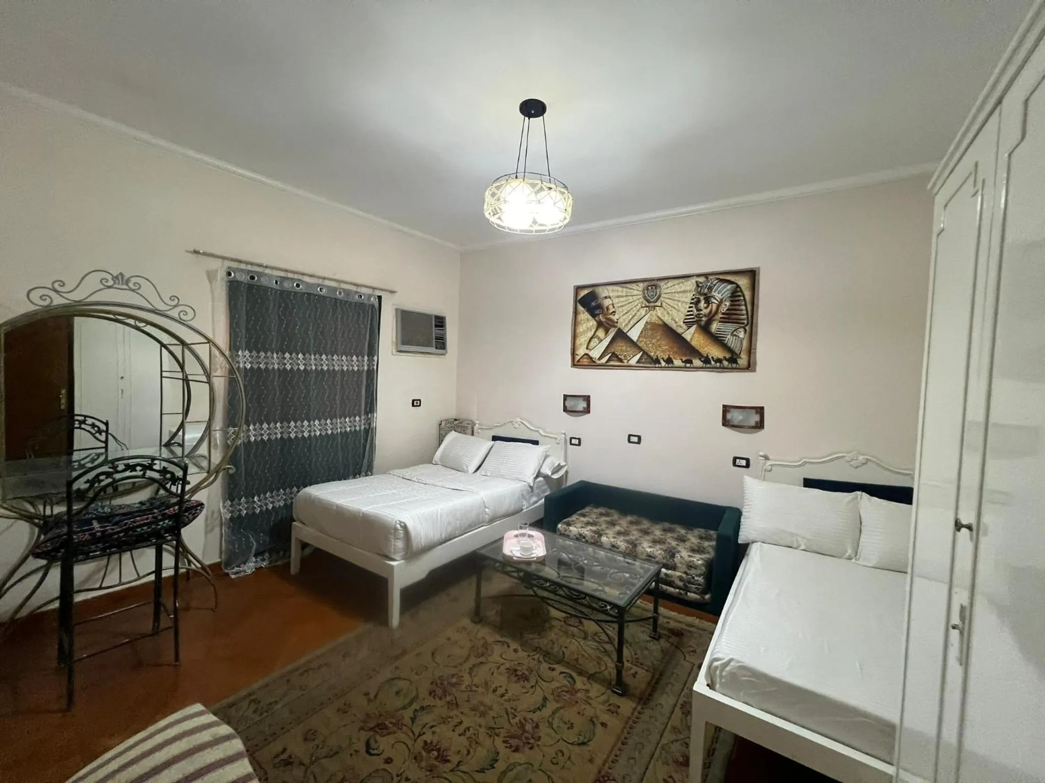 Bed in A pyramids view